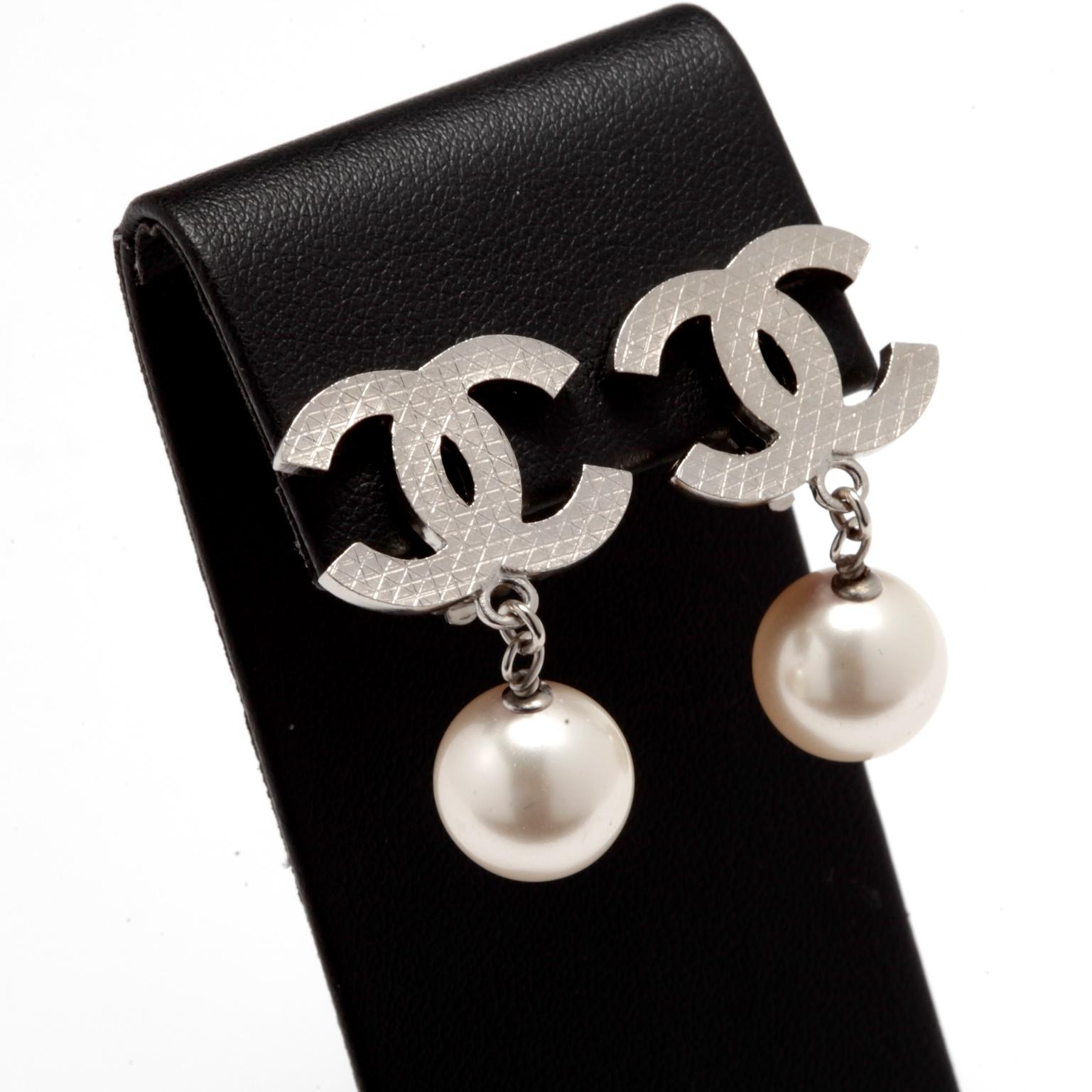 Chanel Ohrringe Clip auf Silber Gesteppt CC und Fancy Perle für Damen oder Herren im Angebot