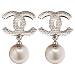 Boucles d'oreilles Chanel argentées matelassées CC et perles fantaisie