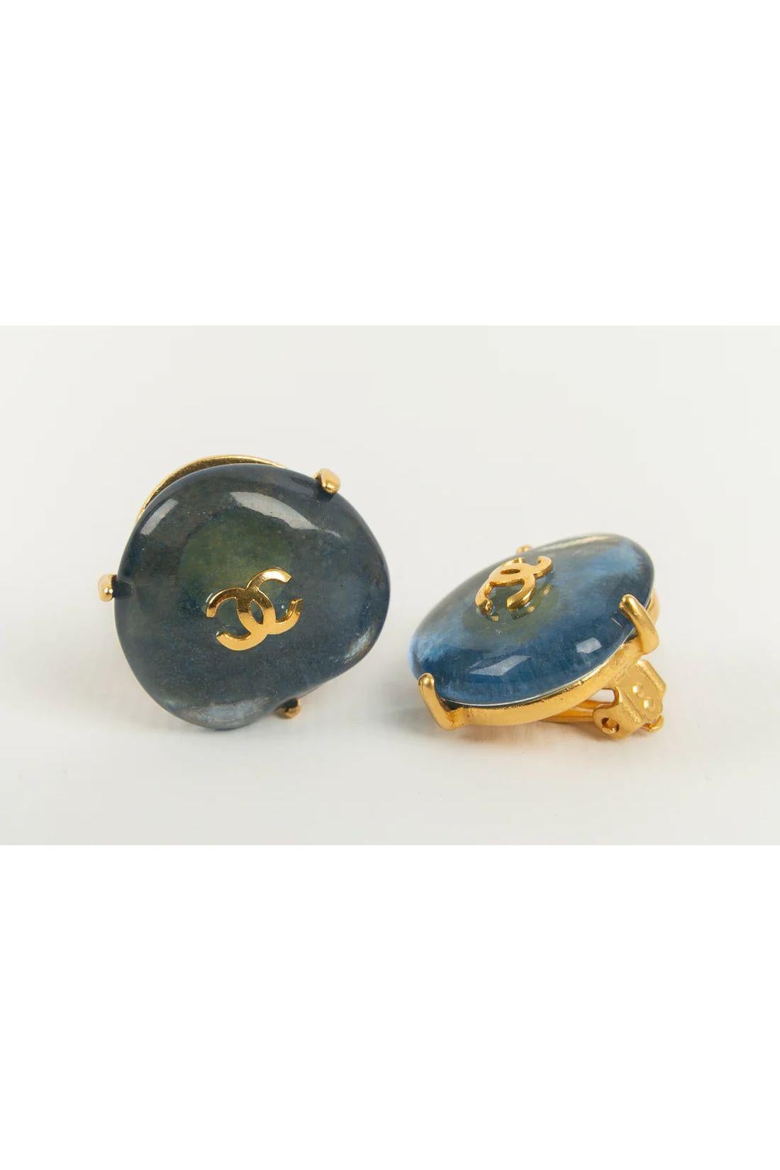 Chanel - (Made in France) Earrings clips in gilded metal and cabochons in blue glass paste. 
Fall-Winter 1997 collection.

Additional information:
Dimensions: Ø 2 cm

Condition: 
Very good condition

Seller Ref number: BOB17