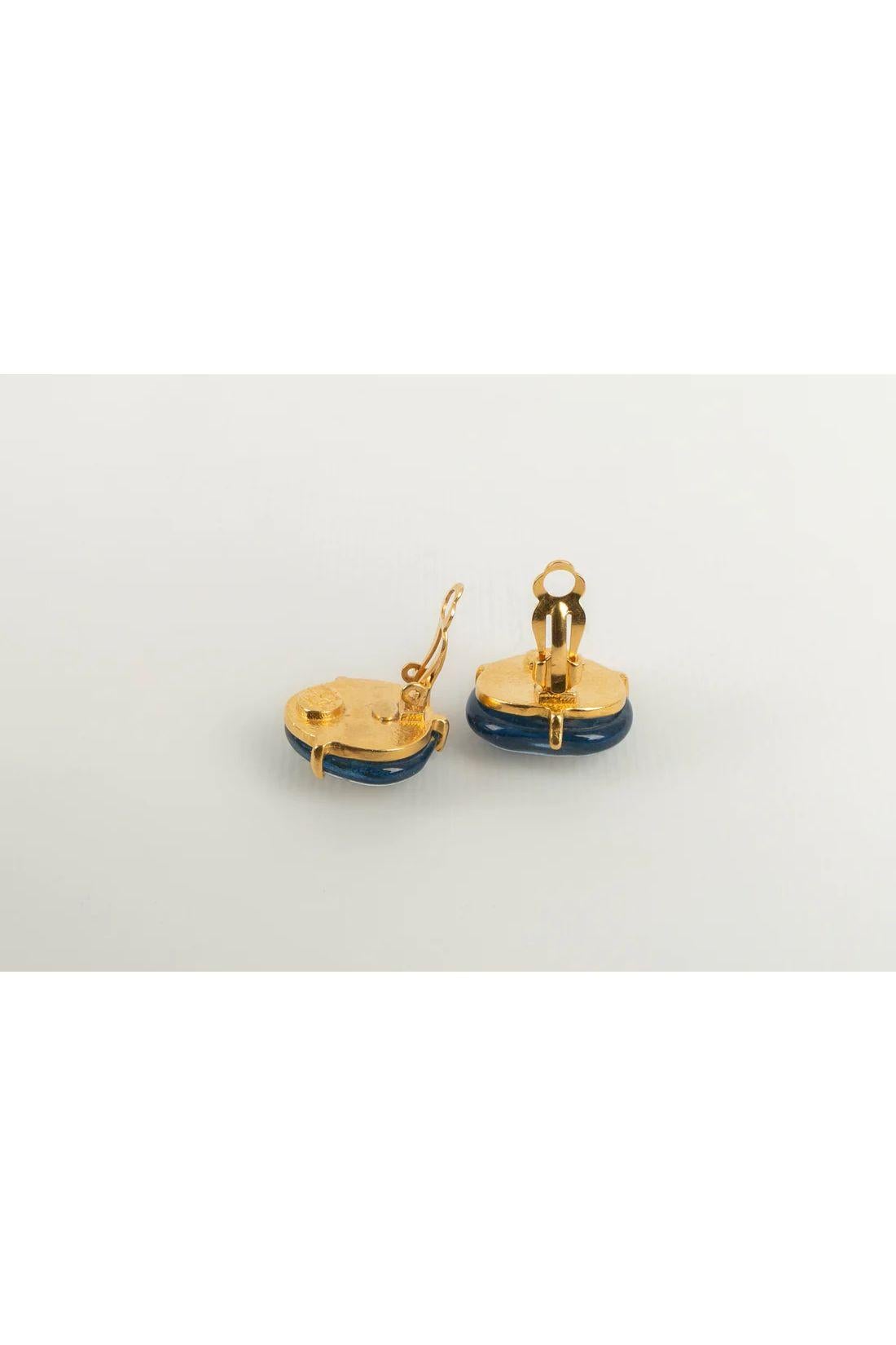 Chanel Earrings Clips in Gilded Metal and Cabochons in Blue Glass Paste In Good Condition For Sale In SAINT-OUEN-SUR-SEINE, FR