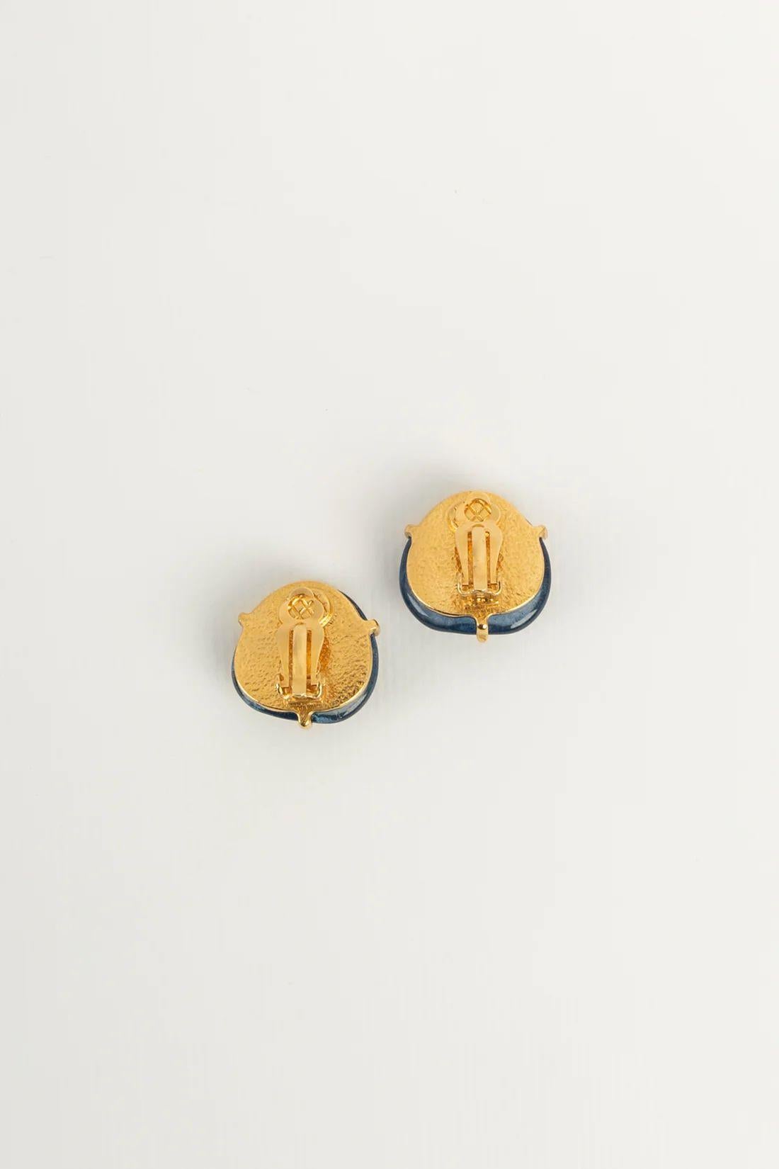 Women's Chanel Earrings Clips in Gilded Metal and Cabochons in Blue Glass Paste For Sale