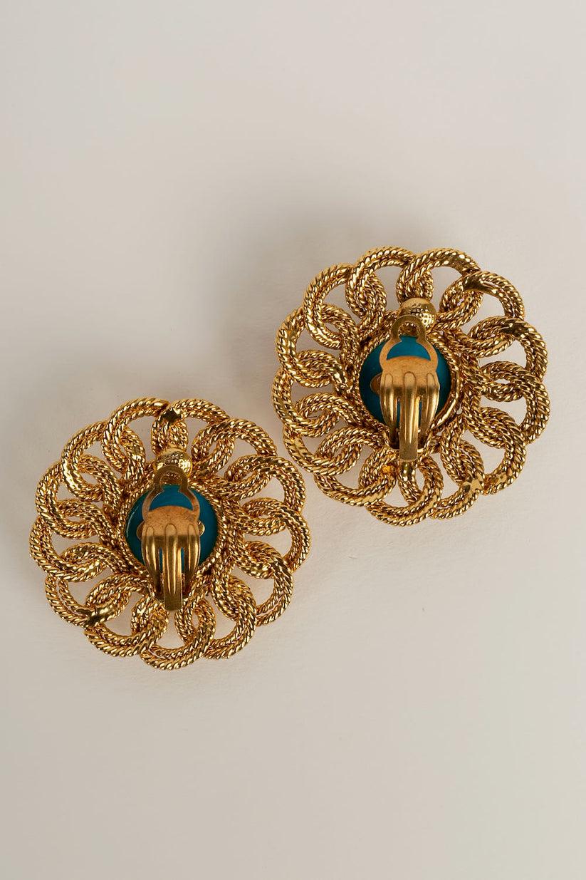 Chanel Earrings Clips in Gilded Metal and Cabochons in Glass Paste In Excellent Condition For Sale In SAINT-OUEN-SUR-SEINE, FR