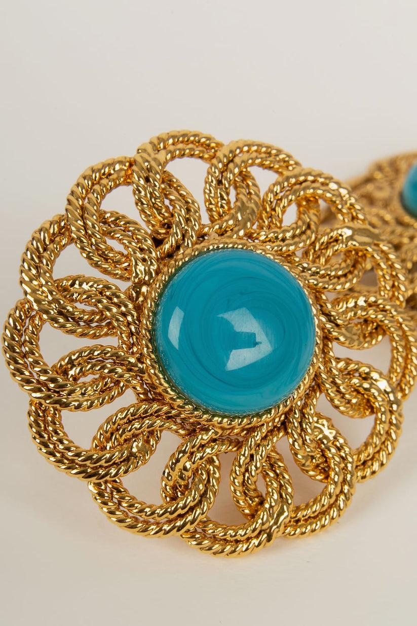 Women's Chanel Earrings Clips in Gilded Metal and Cabochons in Glass Paste For Sale