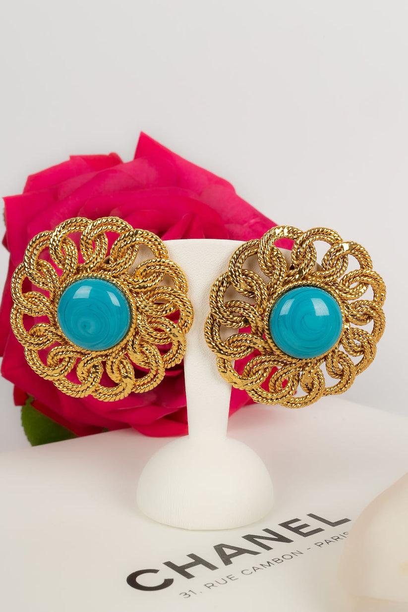Chanel Earrings Clips in Gilded Metal and Cabochons in Glass Paste For Sale 3