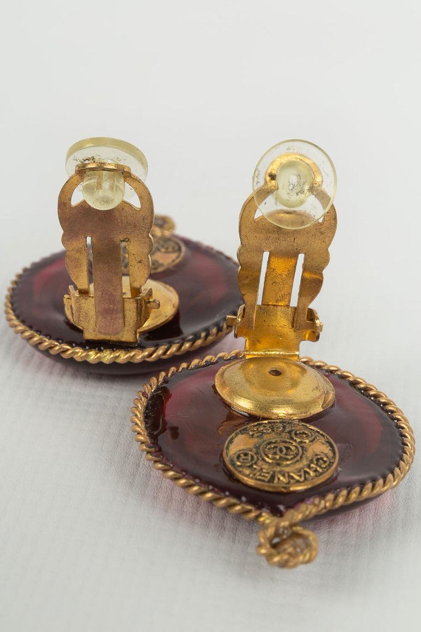 Women's Chanel Earrings Clips in Gold Metal and Glass Paste, 1983 For Sale