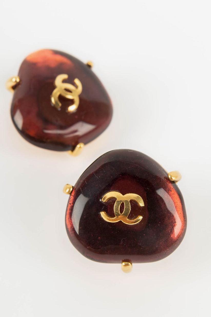 Chanel Earrings Clips in Gold Metal and Glass Paste In Excellent Condition For Sale In SAINT-OUEN-SUR-SEINE, FR