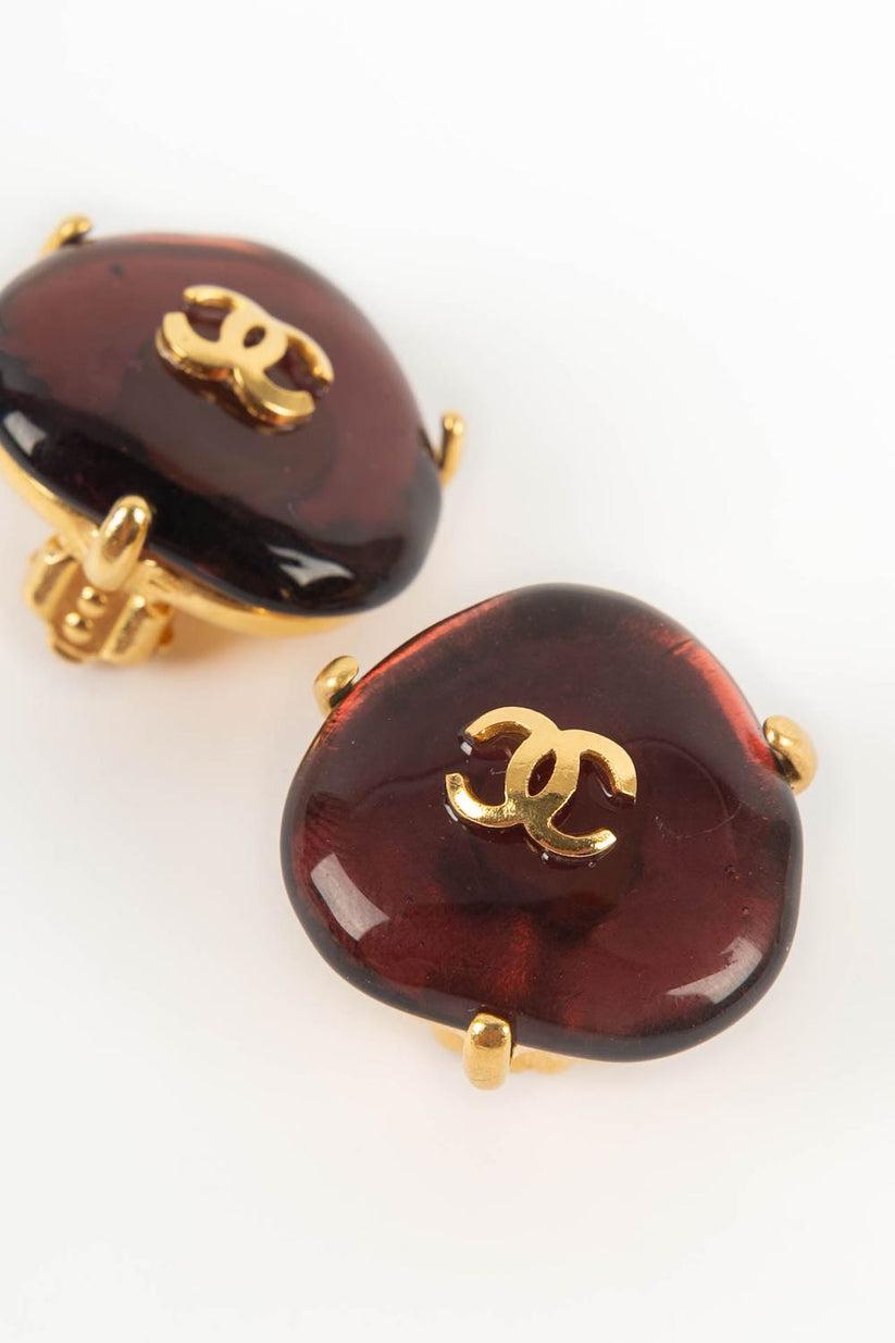 Women's Chanel Earrings Clips in Gold Metal and Glass Paste For Sale