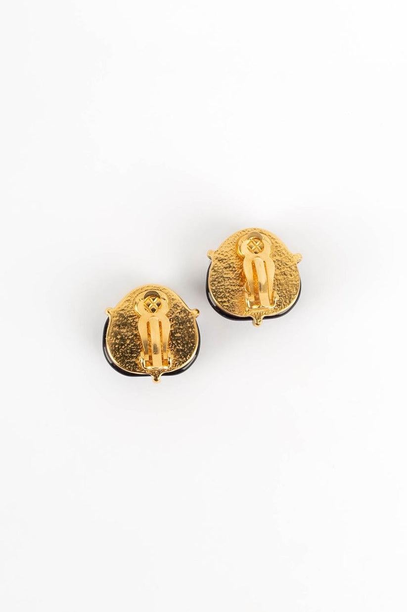 Chanel Earrings Clips in Gold Metal and Glass Paste For Sale 1