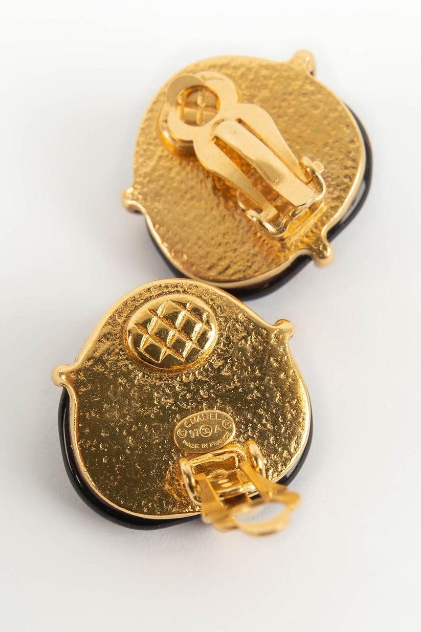 Chanel Earrings Clips in Gold Metal and Glass Paste For Sale 2