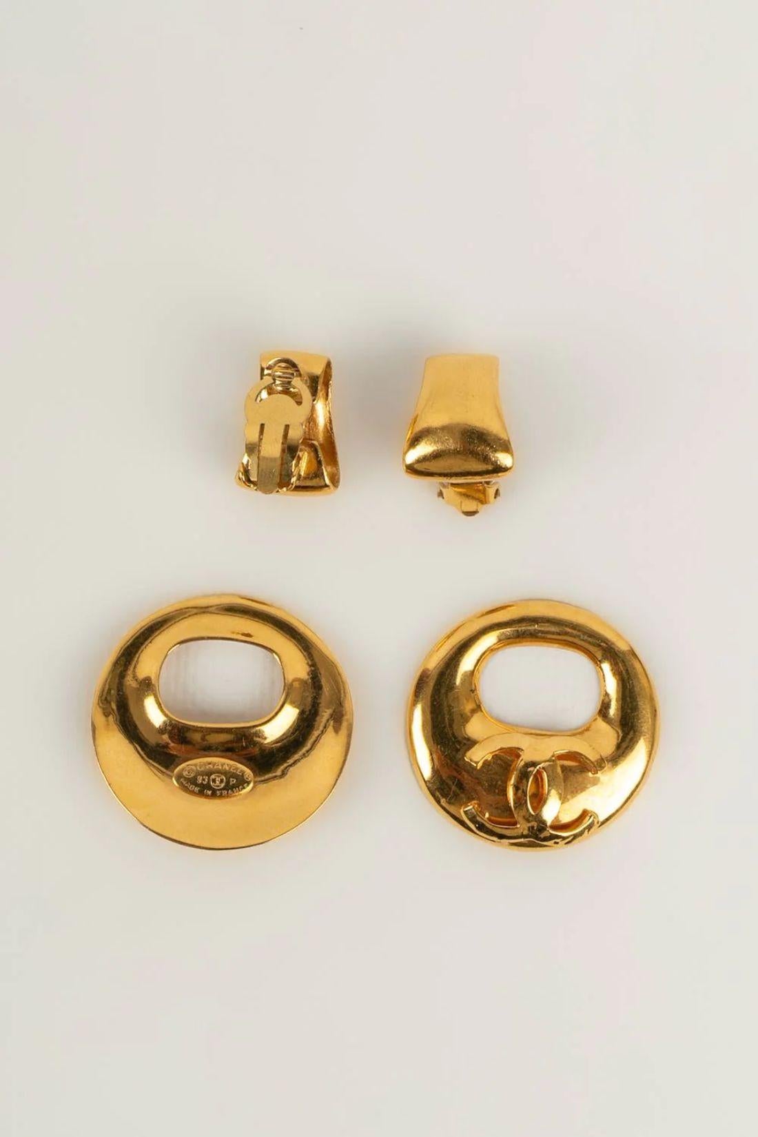 Chanel Earrings Clips in Gold Metal In Excellent Condition For Sale In SAINT-OUEN-SUR-SEINE, FR