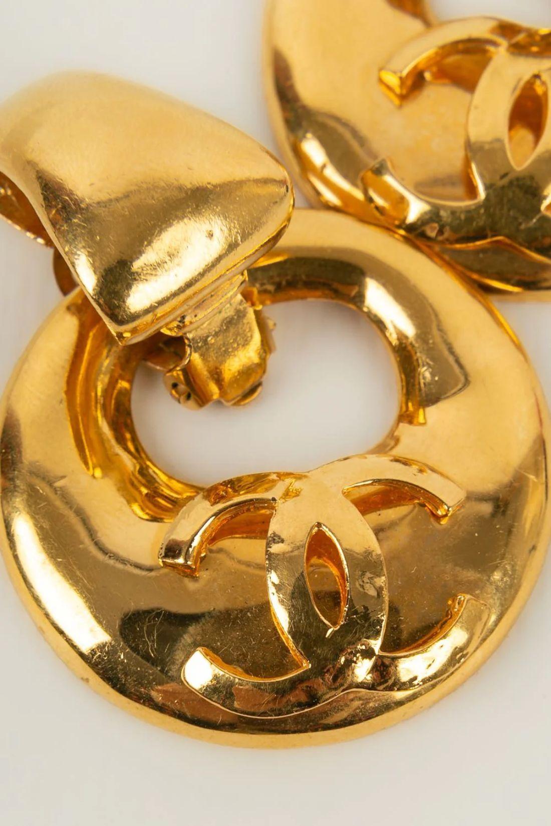 Women's Chanel Earrings Clips in Gold Metal For Sale