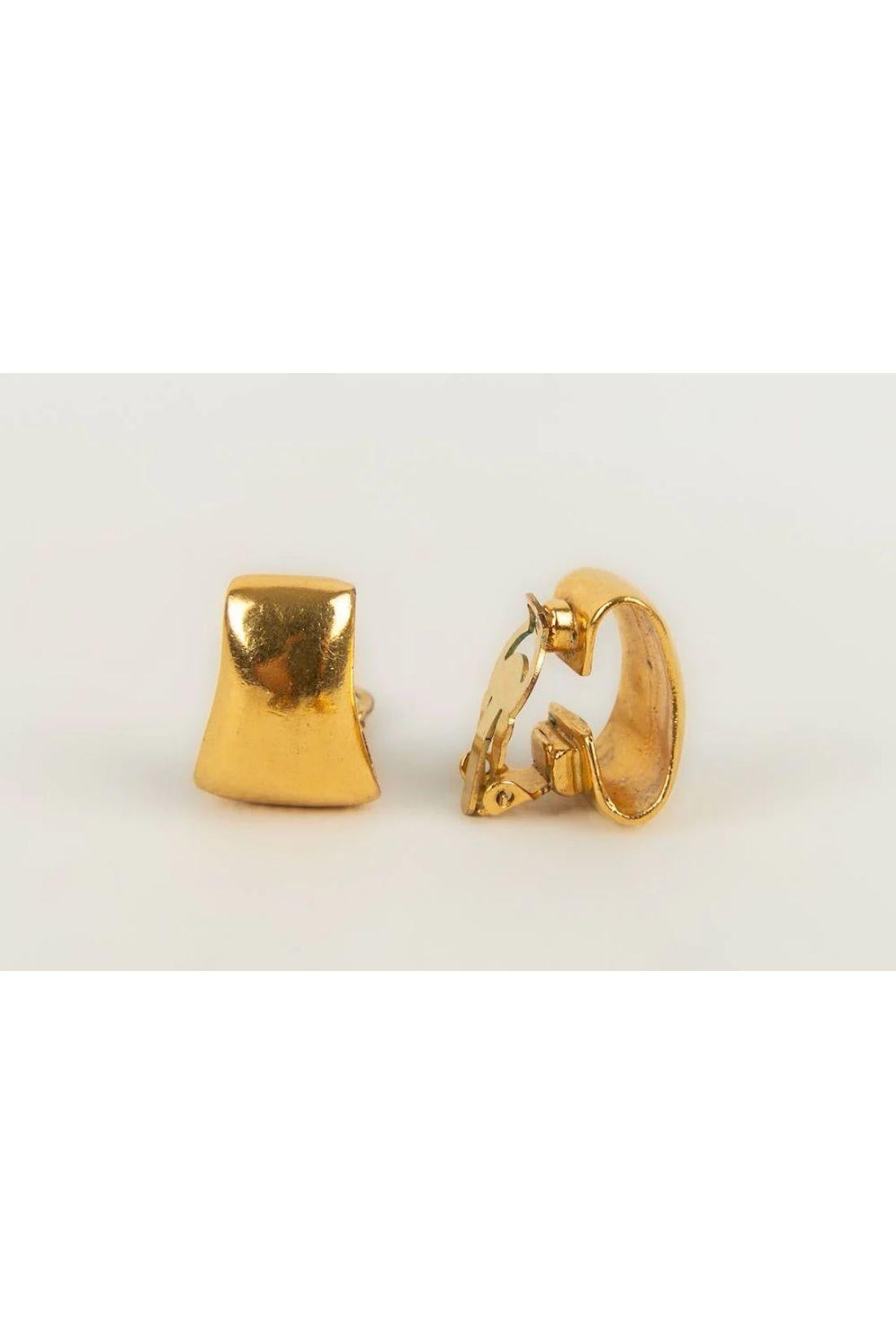 Chanel Earrings Clips in Gold Metal For Sale 1