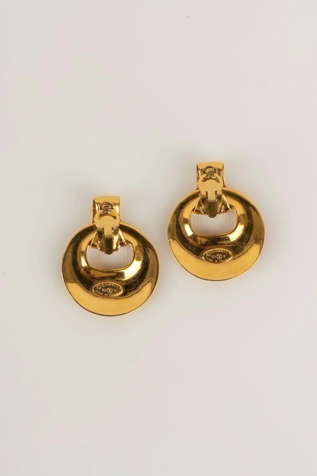 Chanel Earrings Clips in Gold Metal For Sale 2