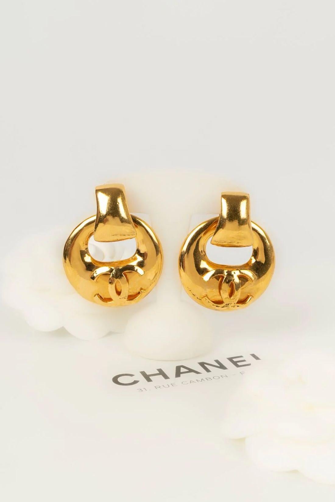 Chanel Earrings Clips in Gold Metal For Sale 4