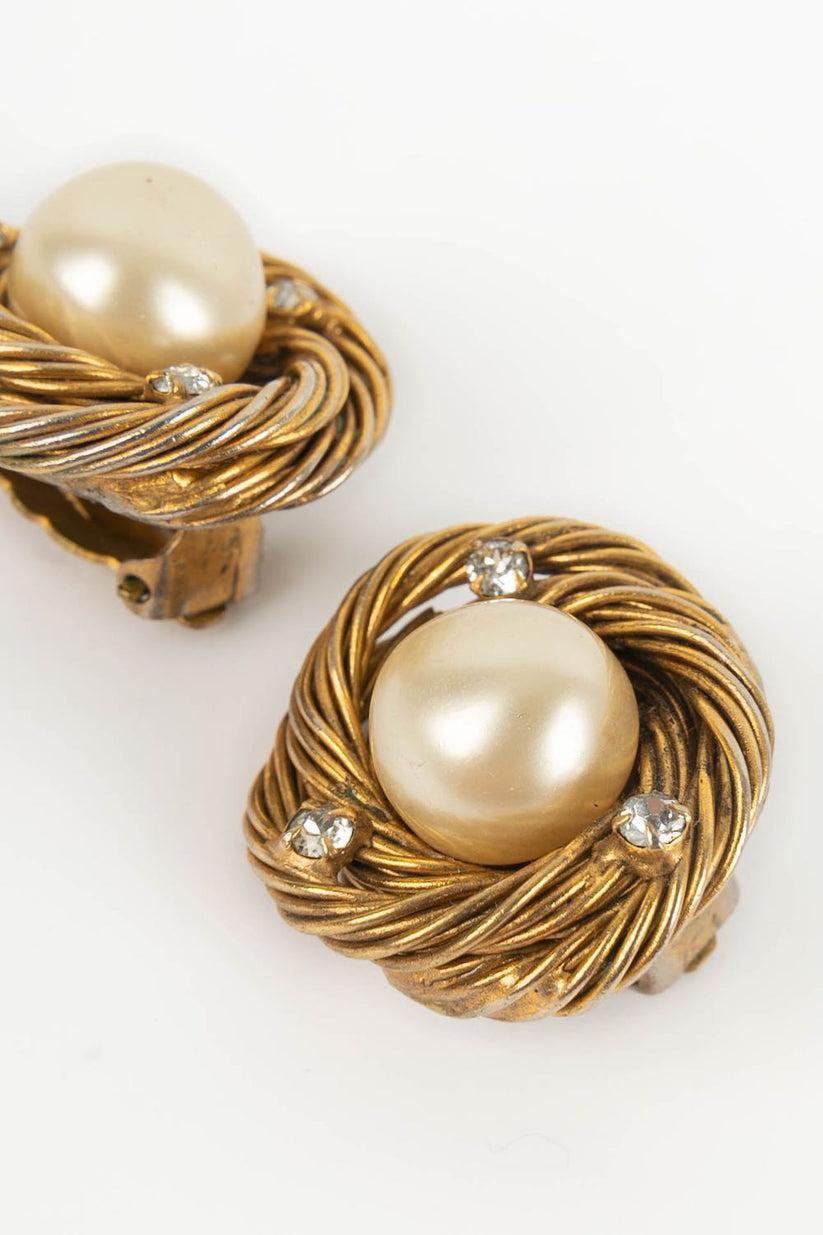 Chanel Earrings Clips in Gold Metal, Mother-of-pearl and Rhinestones In Excellent Condition For Sale In SAINT-OUEN-SUR-SEINE, FR