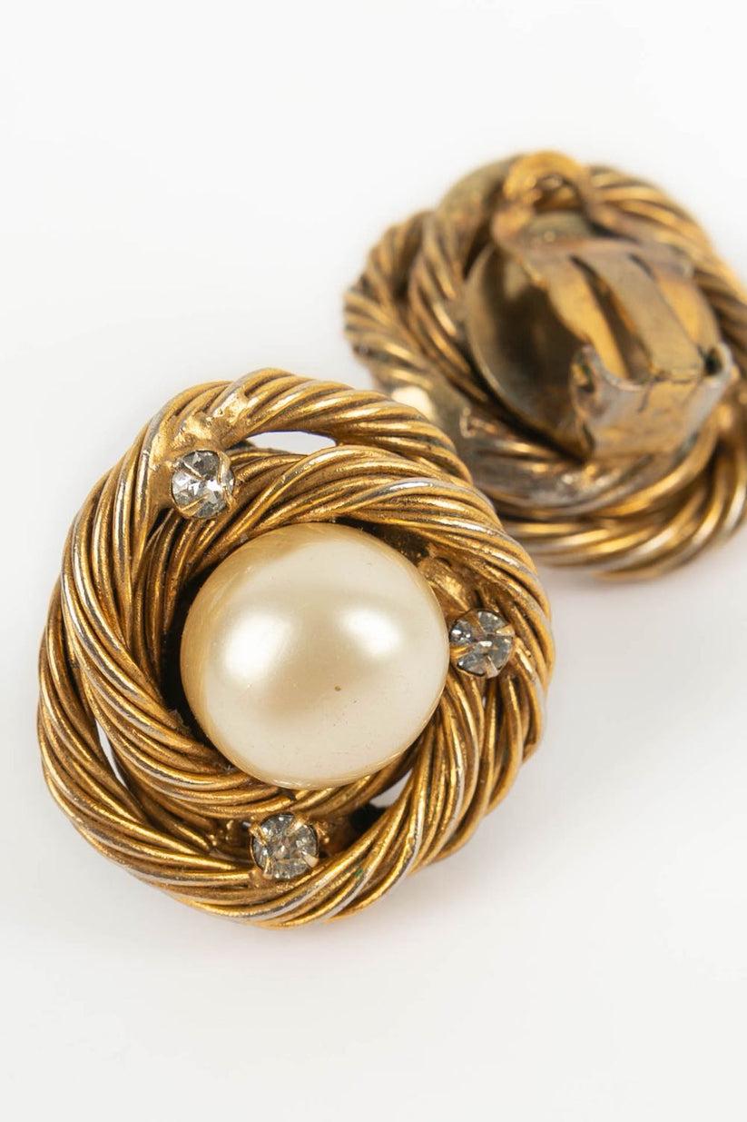 Women's Chanel Earrings Clips in Gold Metal, Mother-of-pearl and Rhinestones For Sale