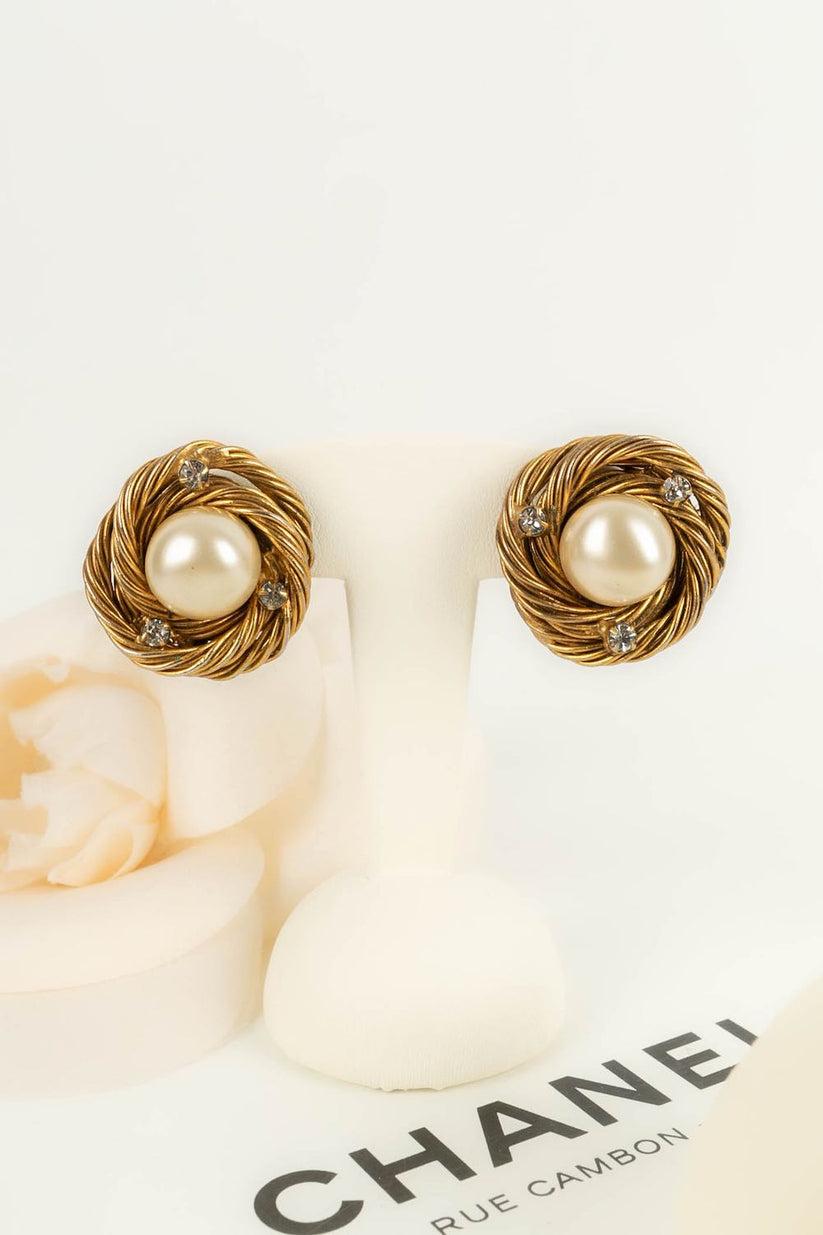 Chanel Earrings Clips in Gold Metal, Mother-of-pearl and Rhinestones For Sale 3