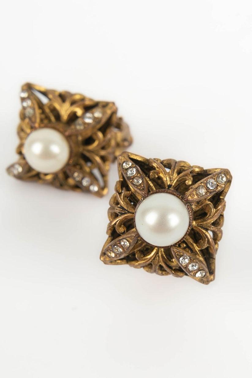 Chanel Earrings Clips in Openwork Gold Metal, Rhinestones and Mother-of-pearl In Excellent Condition In SAINT-OUEN-SUR-SEINE, FR