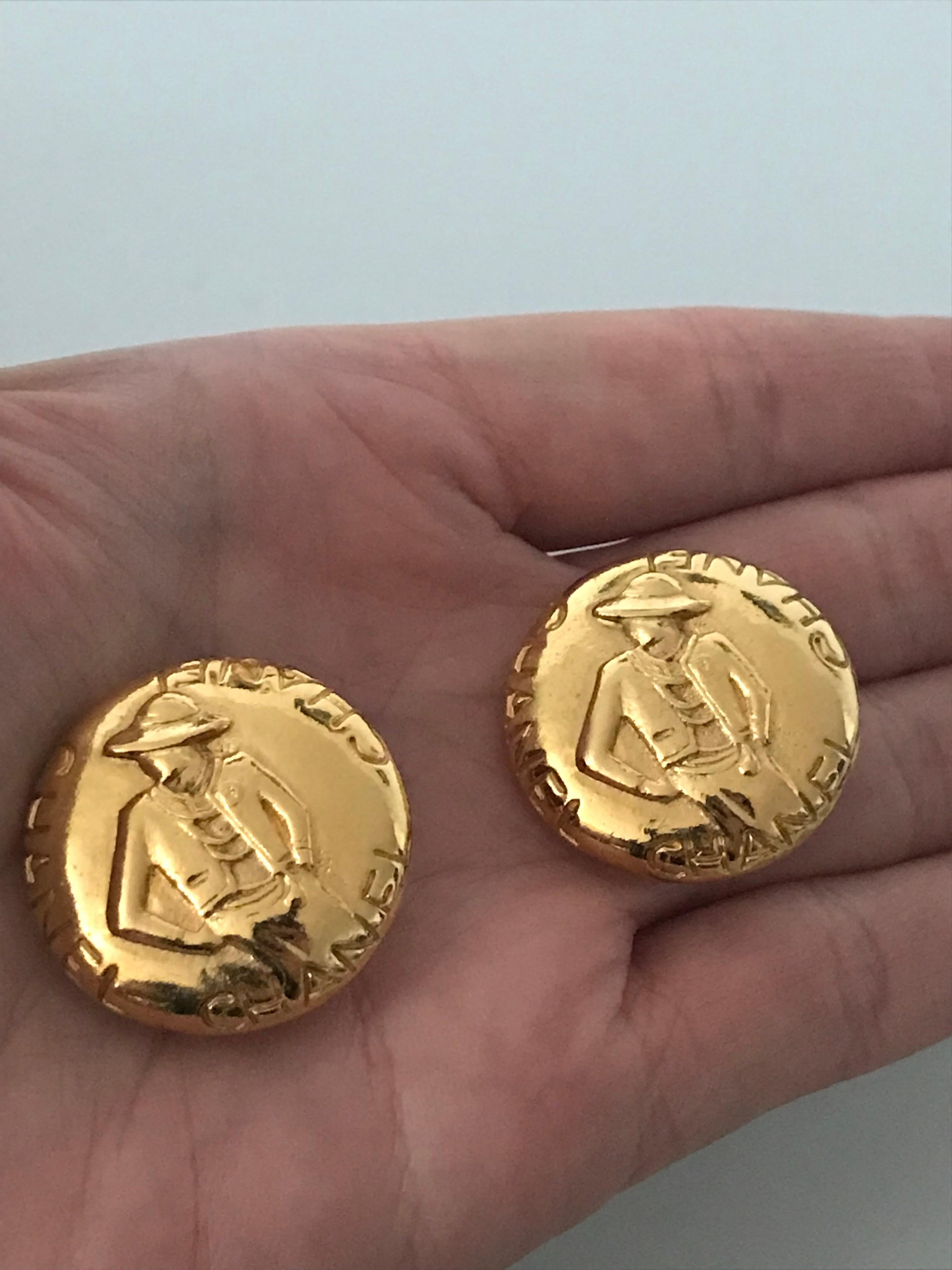 Muy bonitos pendientes Srta. Coco Chanel. Vintage. En muy buen estado. Se venden en su caja. Diámetro 2.8 cm.                                   Très jolie boucle d'oreilles mademoiselle coco chanel. Vintage. En très bonne état. Vendue dans leur