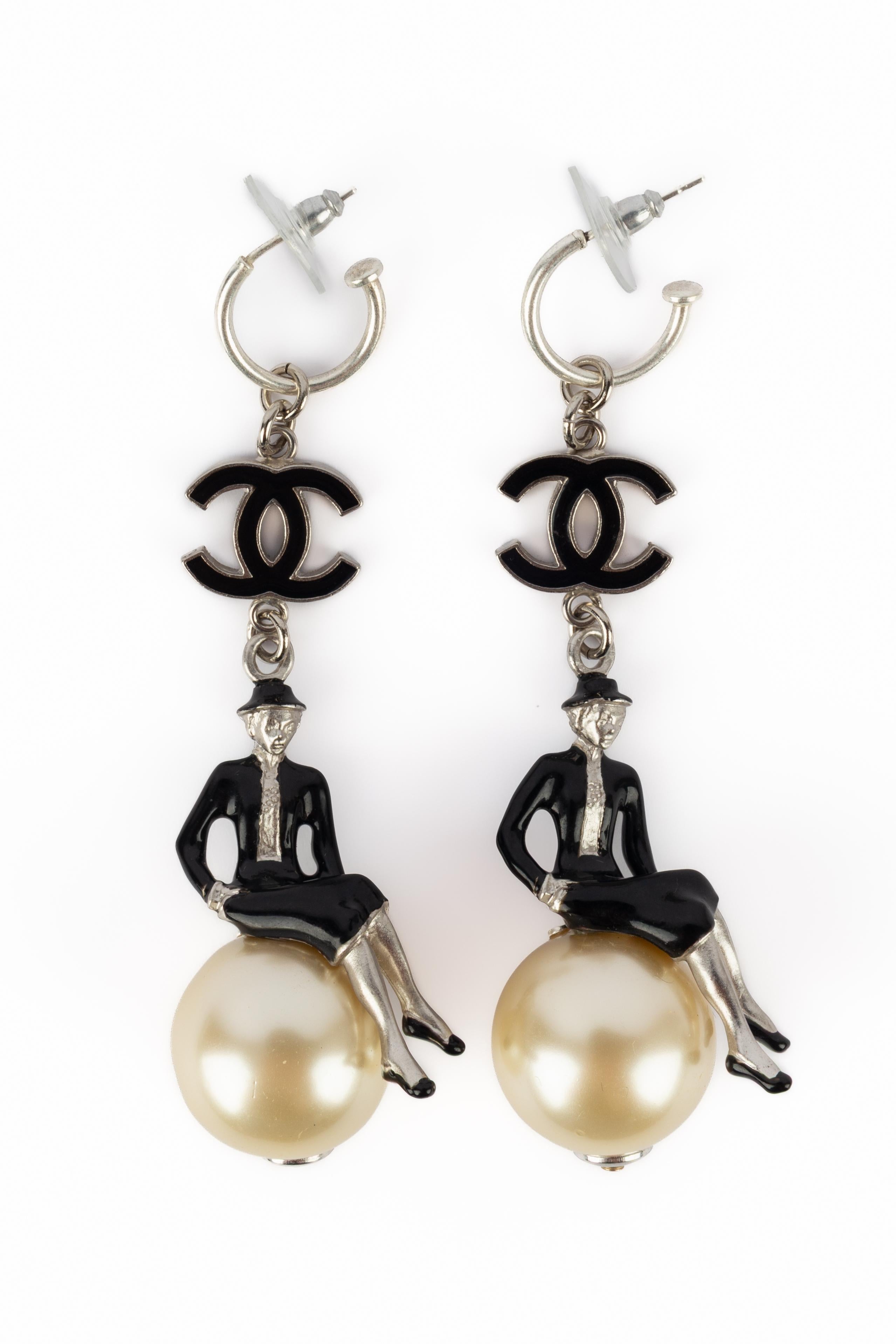 Chanel earrings 'coco on the world' In Excellent Condition For Sale In SAINT-OUEN-SUR-SEINE, FR