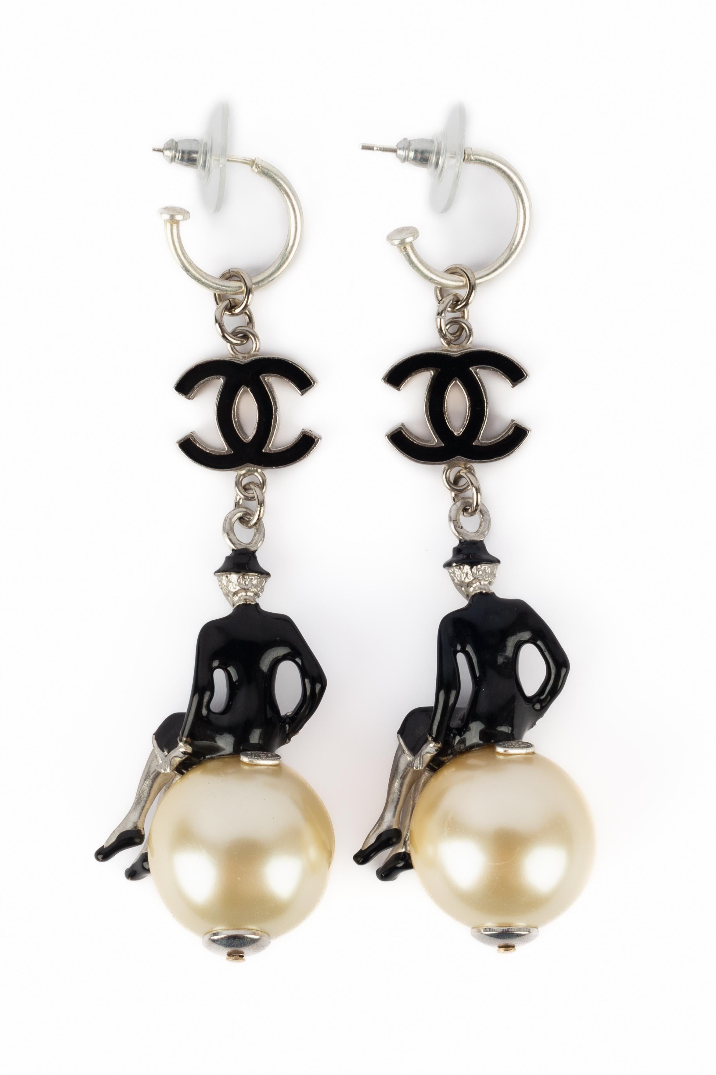 Women's Chanel earrings 'coco on the world' For Sale