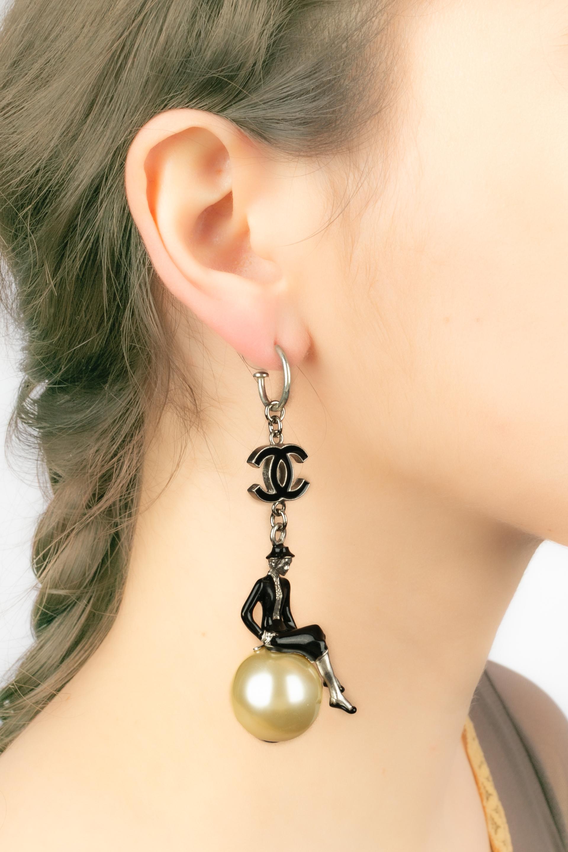 Chanel earrings 'coco on the world' For Sale 5