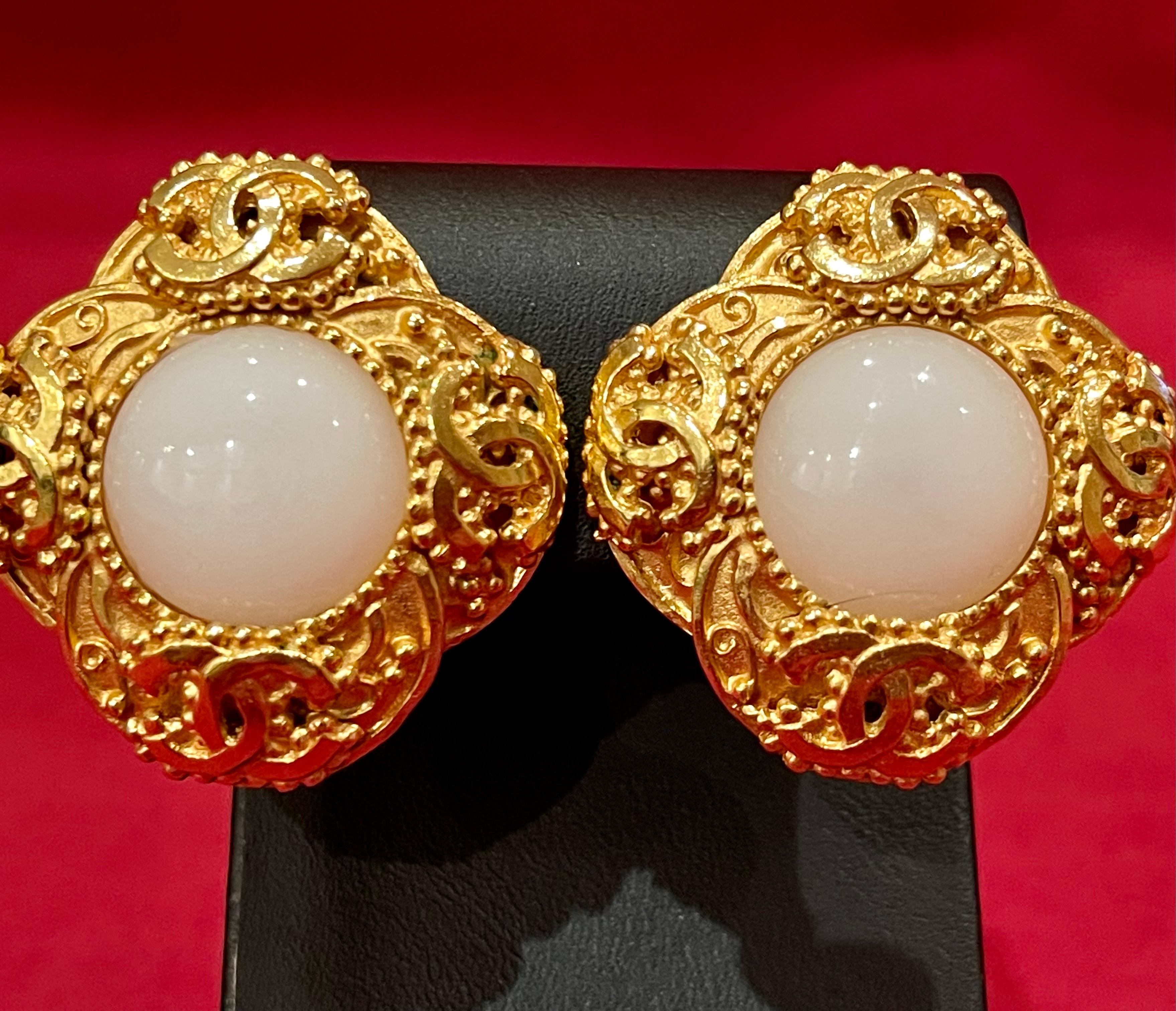 Très élégante, cette paire de boucles d'oreilles plaquées or de la prestigieuse Maison Chanel est un modèle intemporel et rehaussera toutes vos tenues. Le bord doré est orné de quatre 