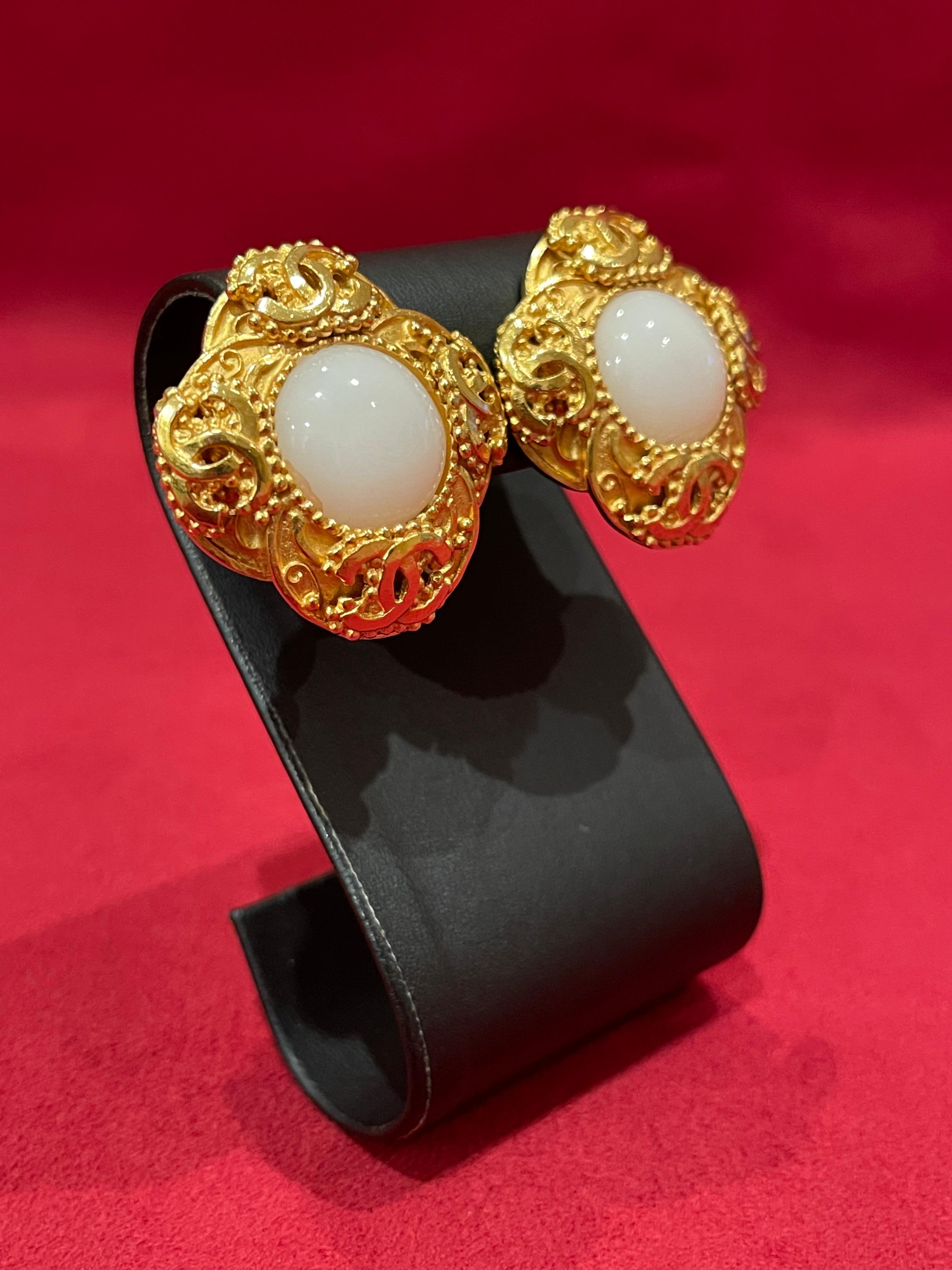 CHANEL - Boucles d'oreilles / Clips d'oreilles, Perle et CC Bon état - En vente à Beaune, FR