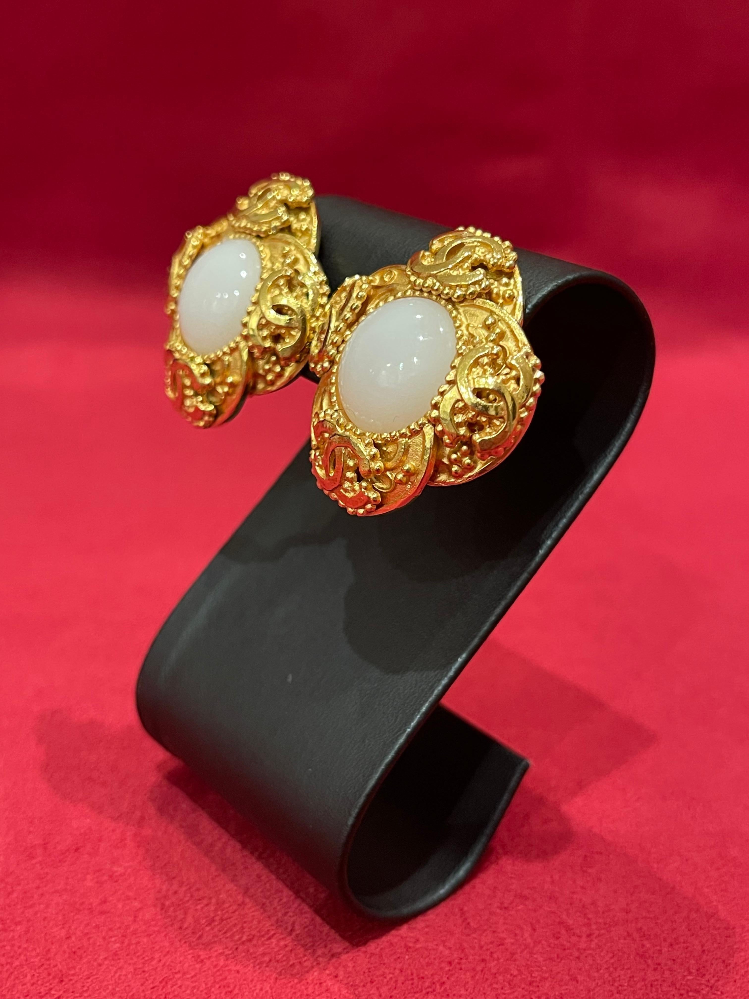 XXIe siècle et contemporain CHANEL - Boucles d'oreilles / Clips d'oreilles, Perle et CC en vente
