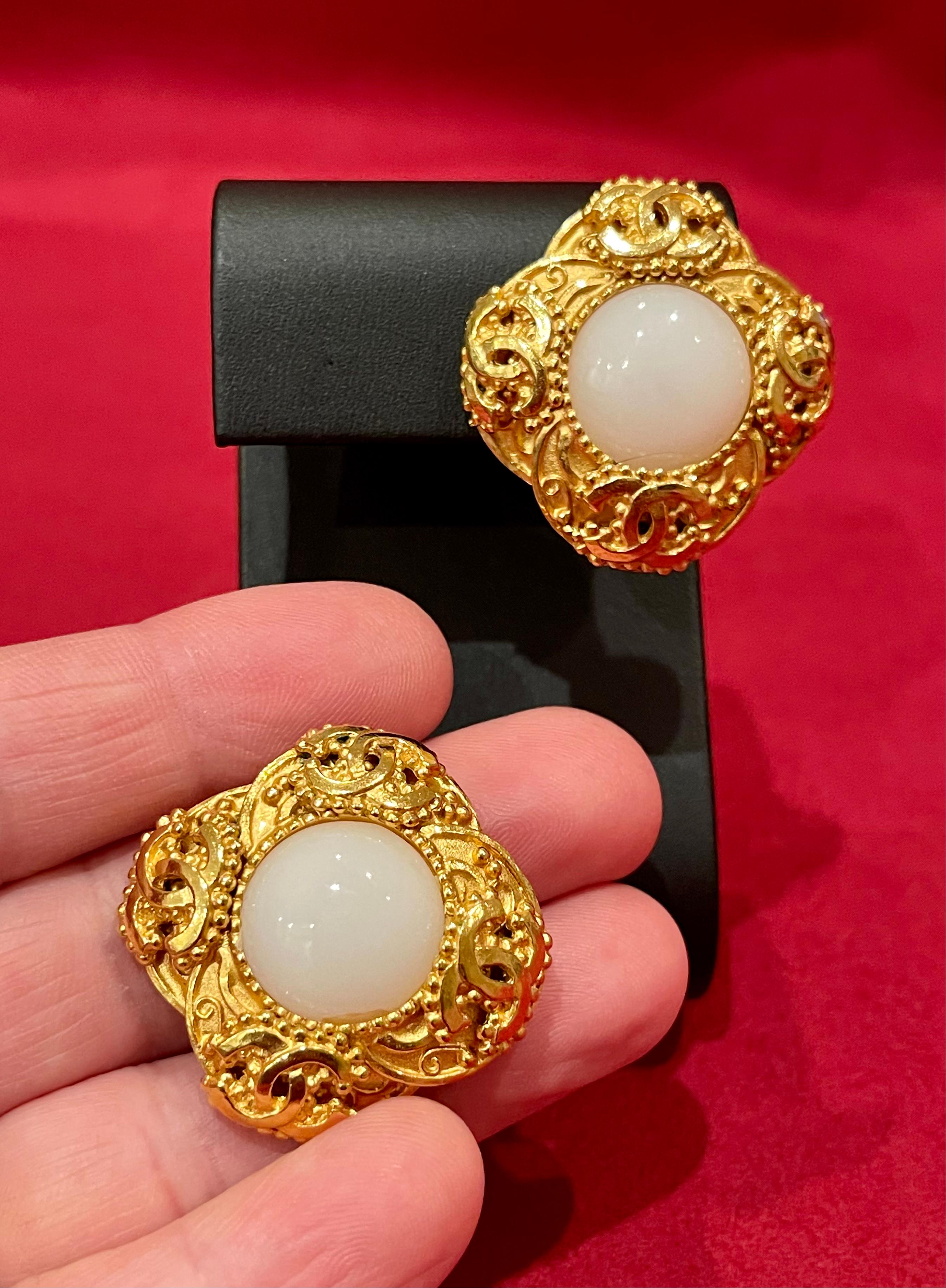 Plaqué or CHANEL - Boucles d'oreilles / Clips d'oreilles, Perle et CC en vente