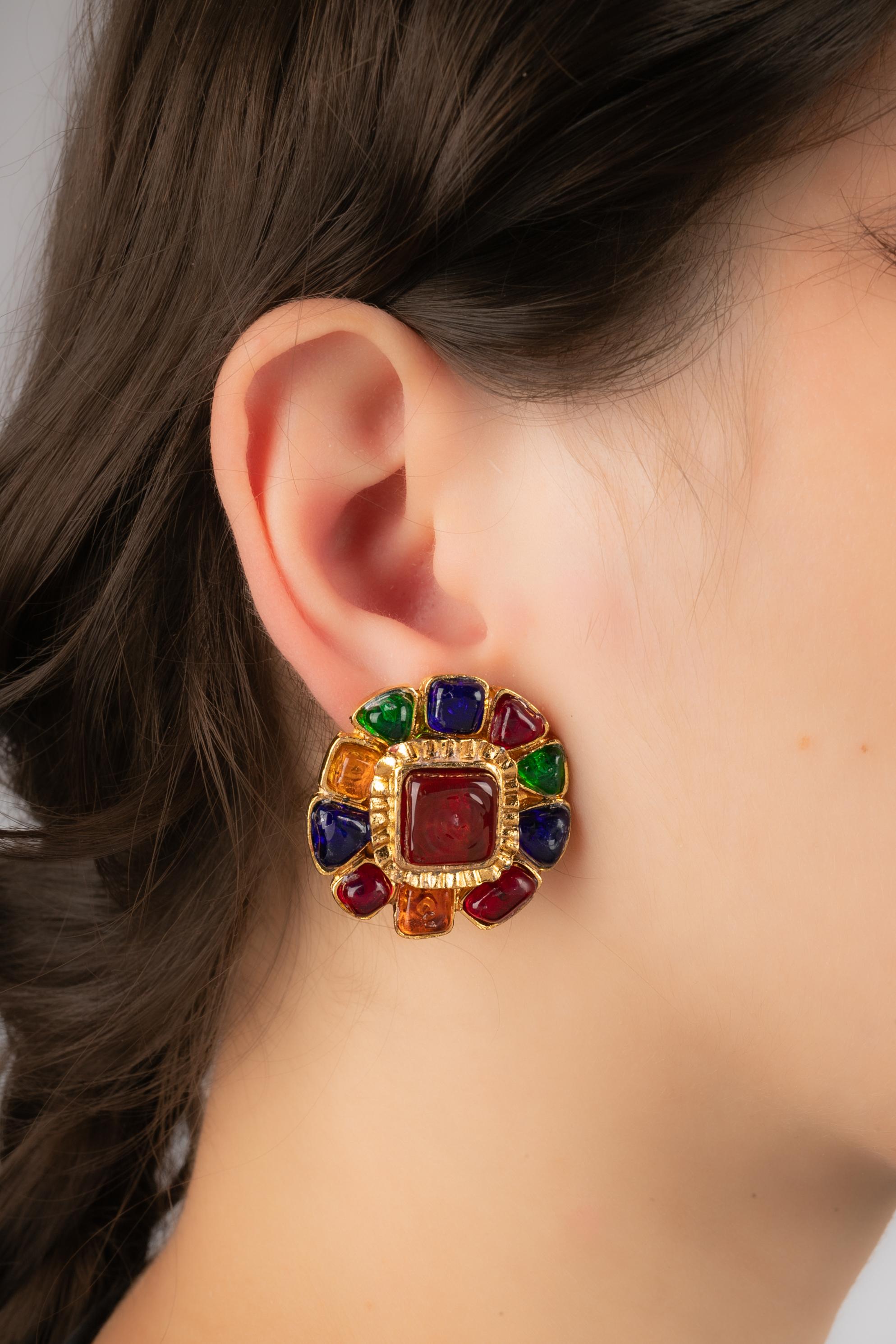 CHANEL - (Made in France) Golden metal clip-on earrings with colored glass paste cabochons. 1994 Fall-Winter Collection.

Condition:
Very good condition

Dimensions:
Diameter: 3 cm

SKU:BOB47