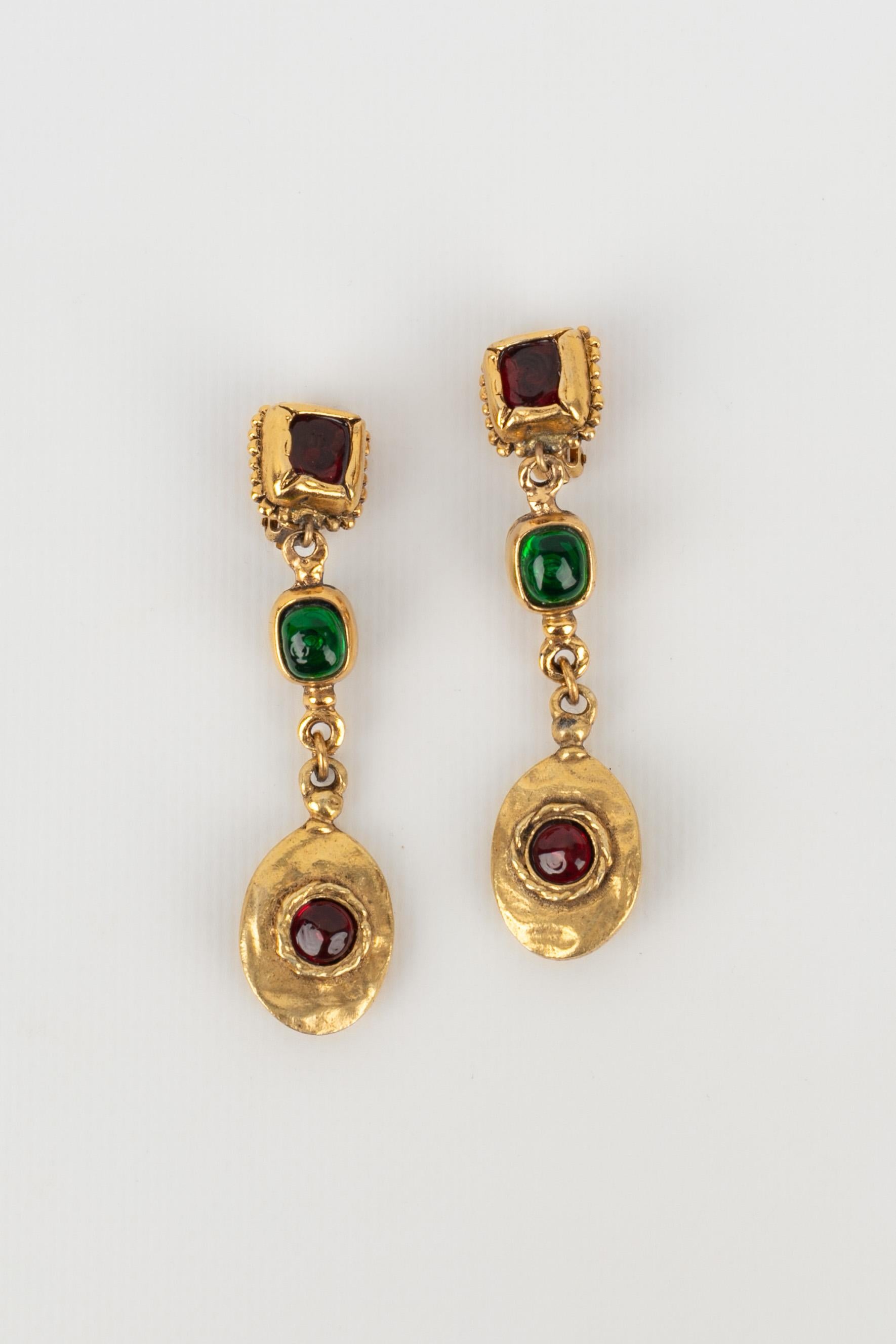 CHANEL - (Made in France) Golden metal earrings with glass paste. Jewelry from the 1980s.

Condition:
Very good condition

Dimensions:
Length: 7.5 cm

BOB146