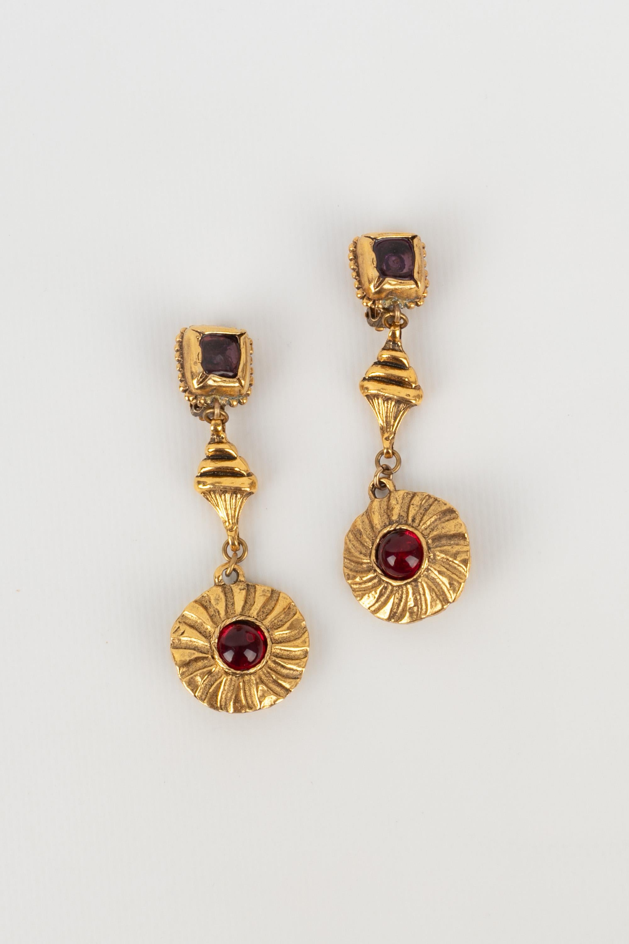 CHANEL - (Made in France) Golden metal earrings with glass paste. Jewelry from the 1980s.

Condition:
Very good condition

Dimensions:
Length: 7.5 cm

BOB137