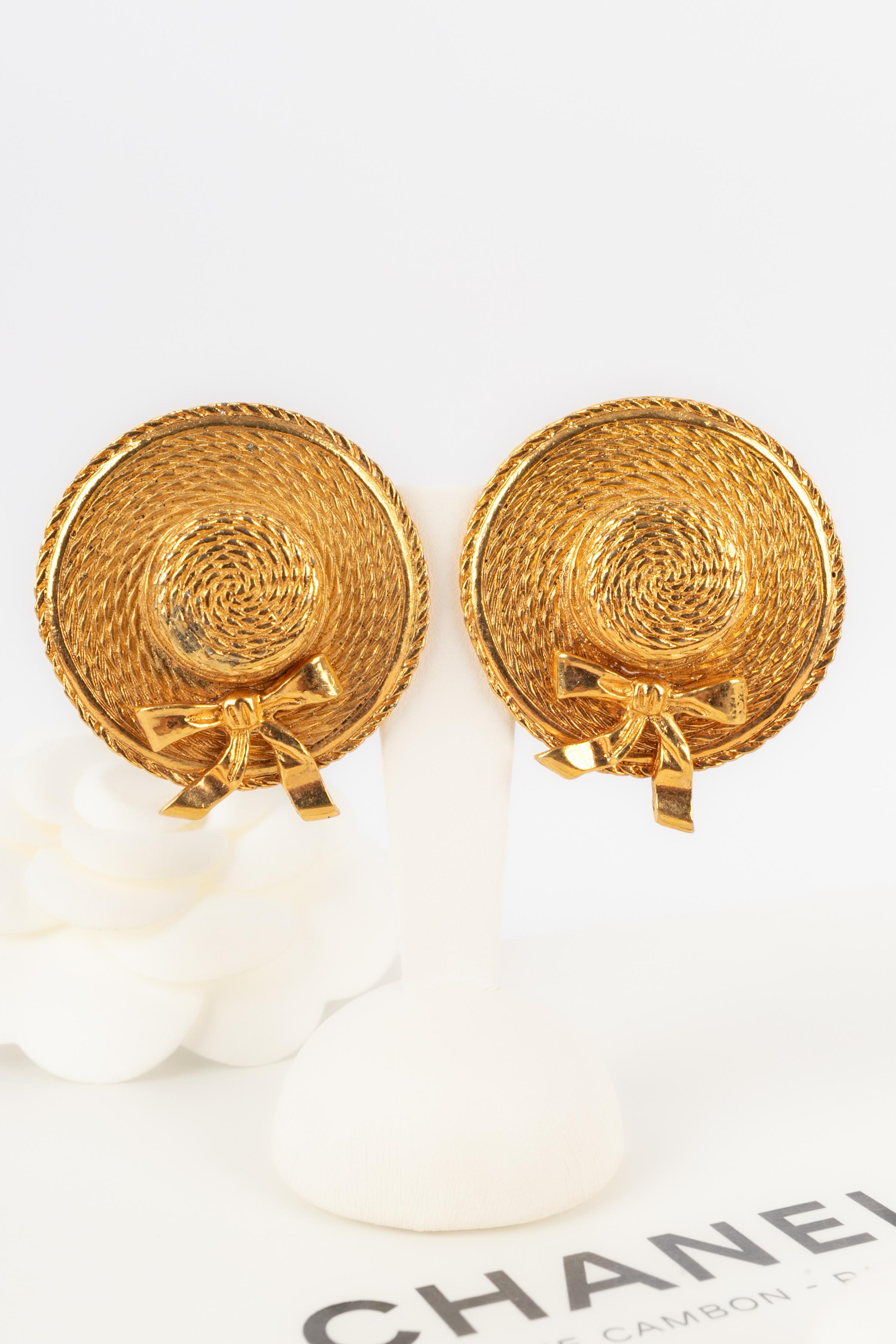 CHANEL - (Made in France) Golden metal clip-on earrings.

Condition:
Very good condition

Dimensions:
Height: 4 cm

BOB52