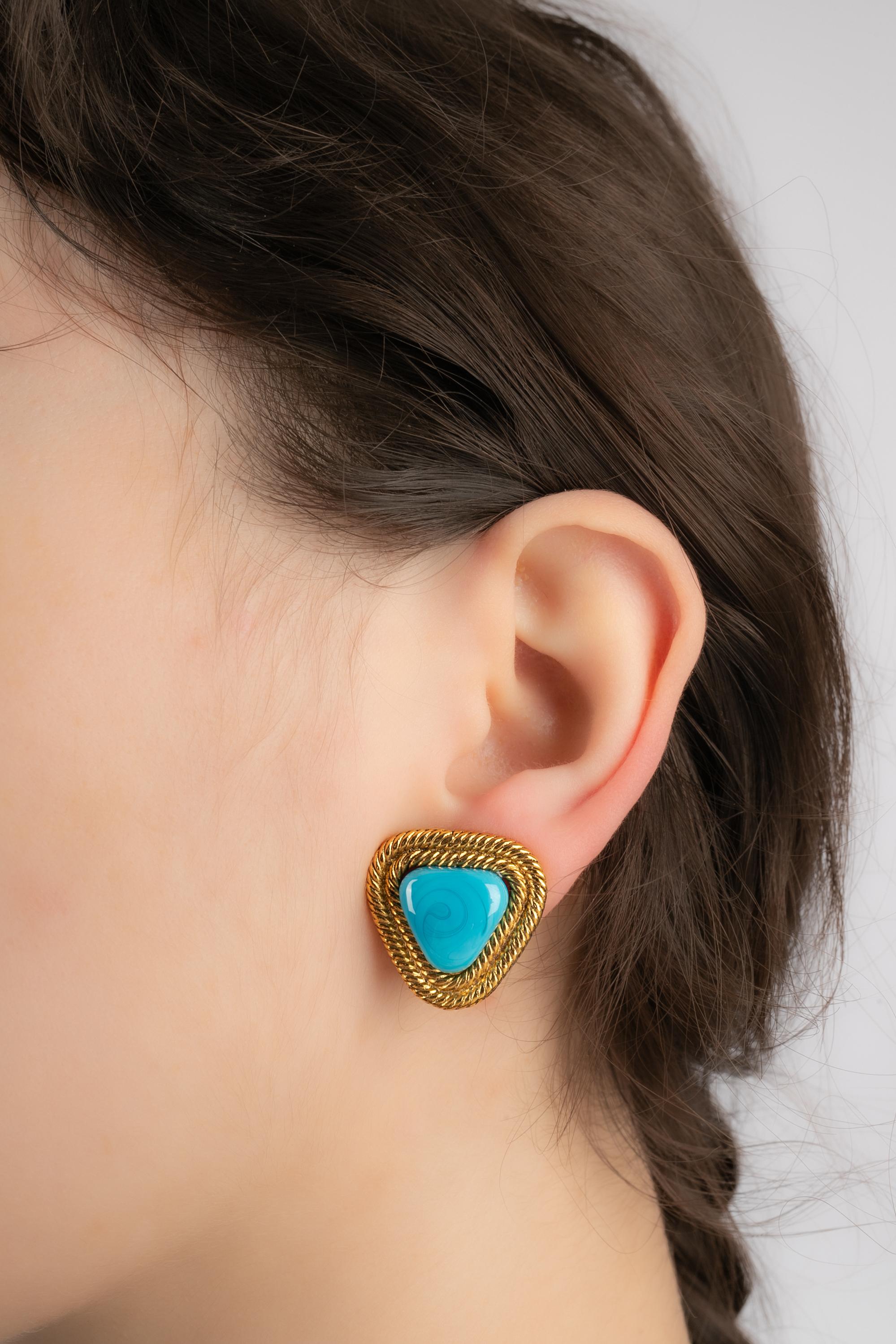 CHANEL - (Made in France) Golden metal earrings with blue glass paste. 2cc8 Collection.

Condition:
Very good condition

Dimensions:
Height: 2.2 cm

BOB120