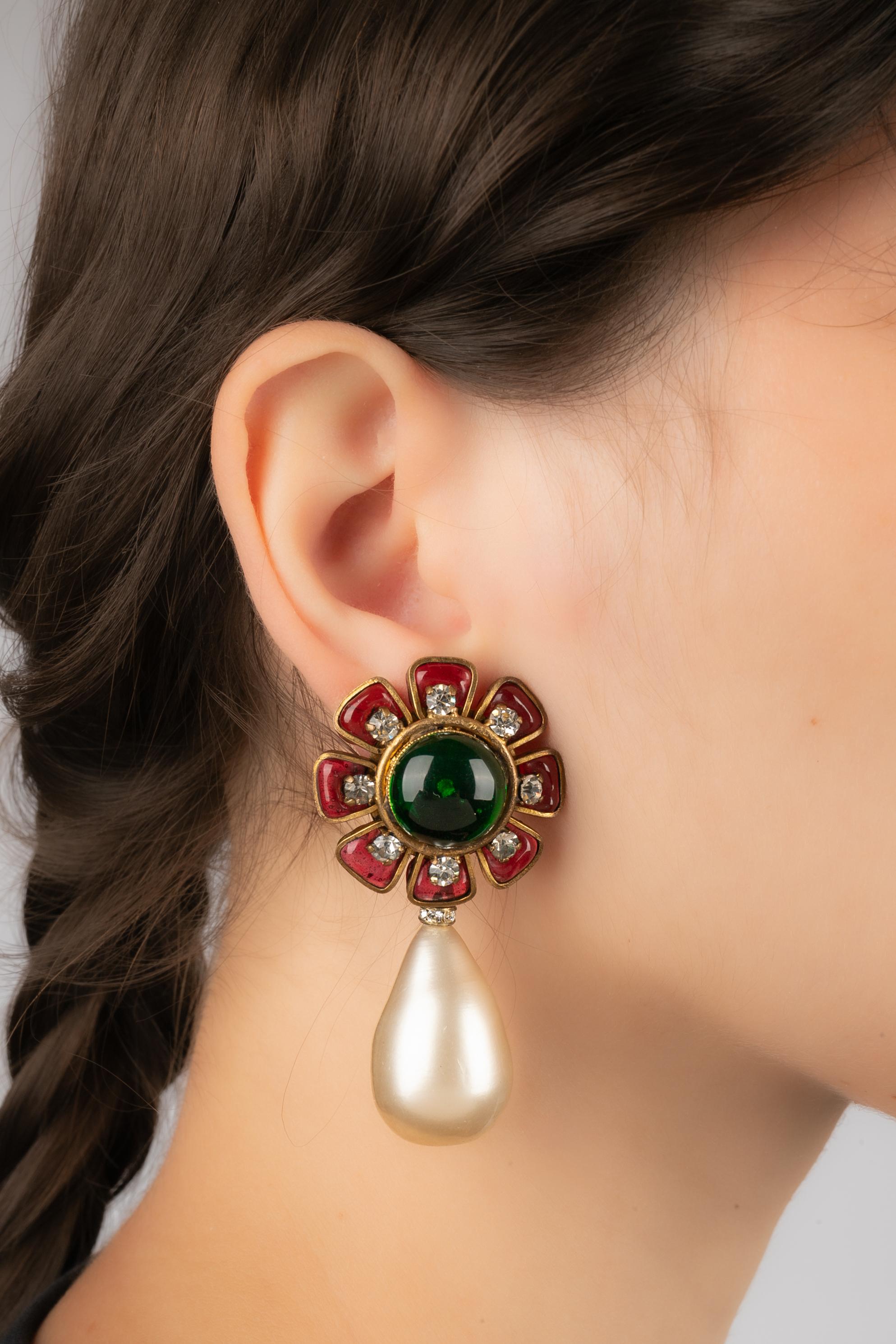 Chanel - (Made in France) Orecchini a clip in metallo dorato con pasta di vetro e perle di costume. Lavori dell'atelier Gripoix per la maison Chanel.

Condizioni:
Ottime condizioni

Dimensioni:
Lunghezza: 6 cm

SKU:BOB176