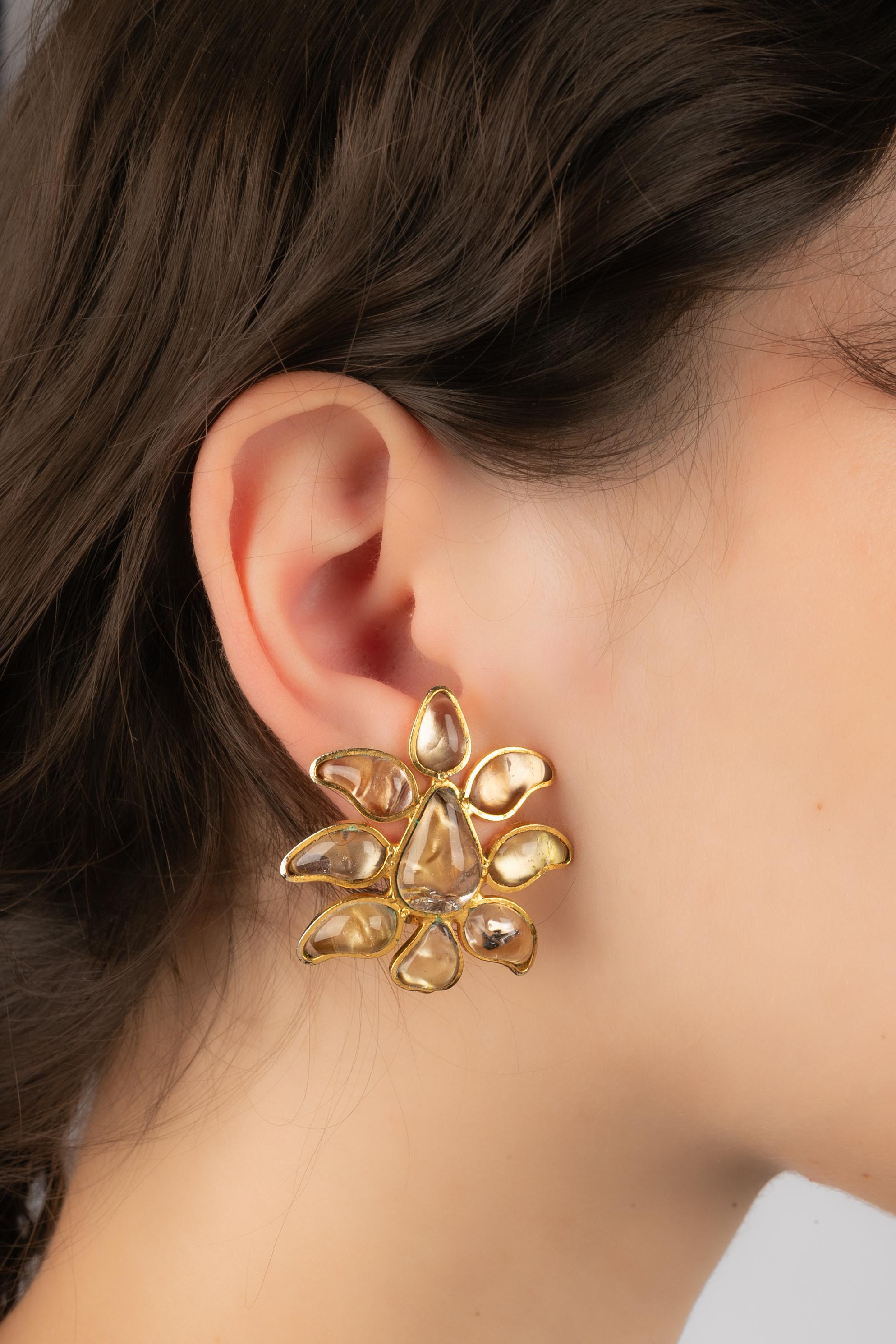 Chanel - (Made in France) Orecchini a clip in metallo dorato con pasta di vetro nei toni del giallo e dell'oro.

Condizioni:
Buono stato

Dimensioni:
3,5 cm x 3,5 cm

SKU:BOB97