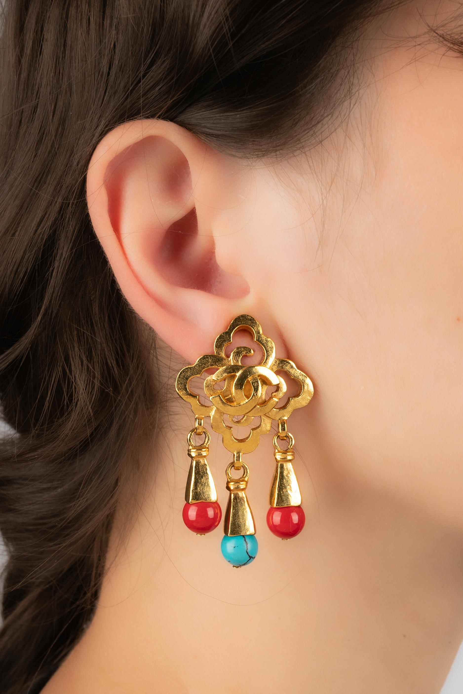 Chanel - (Made in France) Orecchini a clip in metallo dorato con piccole perle in pasta di vetro.

Condizioni:
Ottime condizioni

Dimensioni:
Lunghezza: 5.5 cm

SKU:BOB248