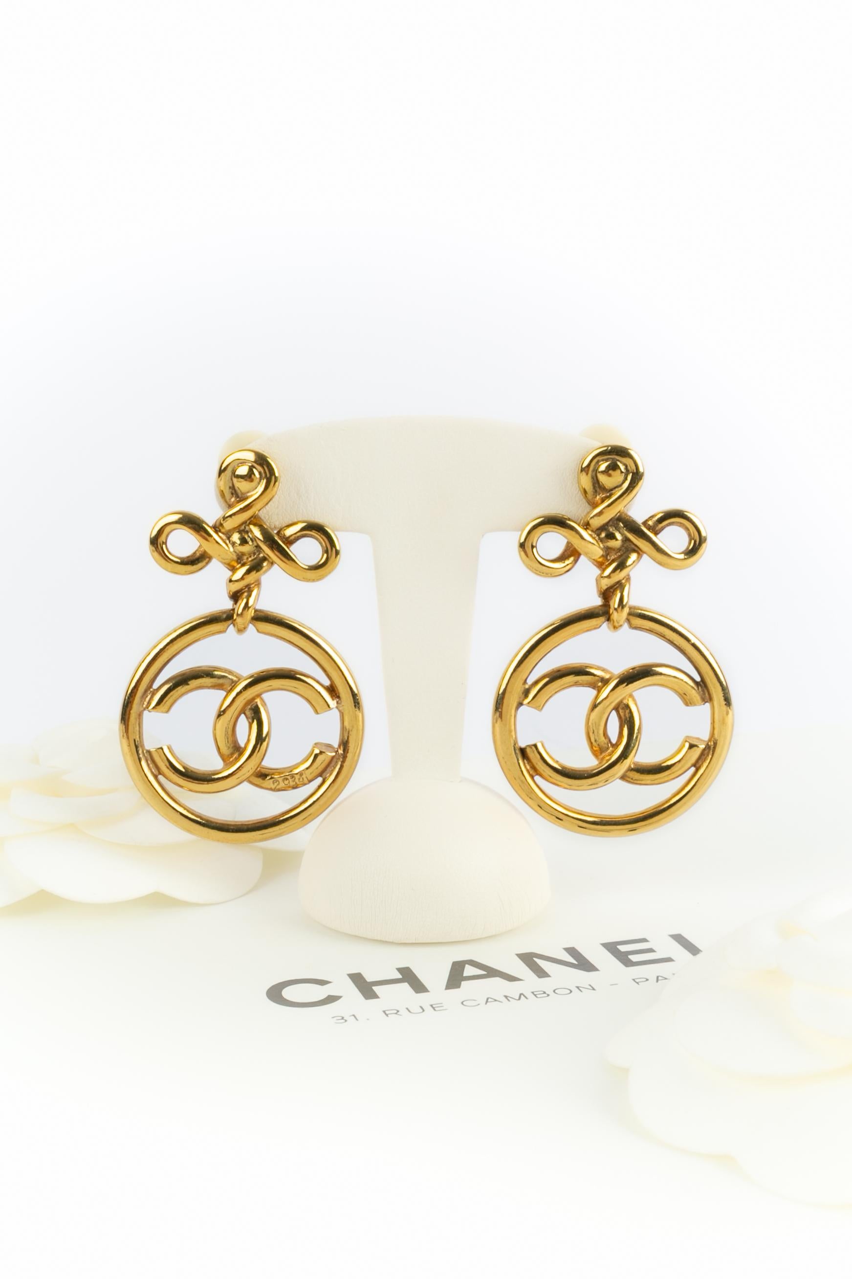 Chanel - (Made in France) Orecchini a clip in metallo dorato raffiguranti i loghi dei cc.

Condizioni:
Ottime condizioni

Dimensioni:
Lunghezza: 5.5 cm

SKU:BOB253