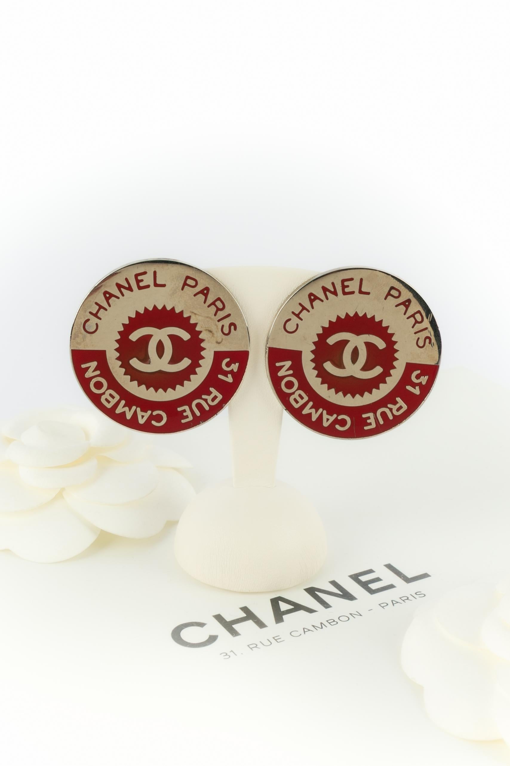Chanel - (Made in France) Orecchini a clip in metallo dorato smaltato di rosso.

Condizioni:
Ottime condizioni

Dimensioni:
Diametro: 4 cm

SKU:BOB65