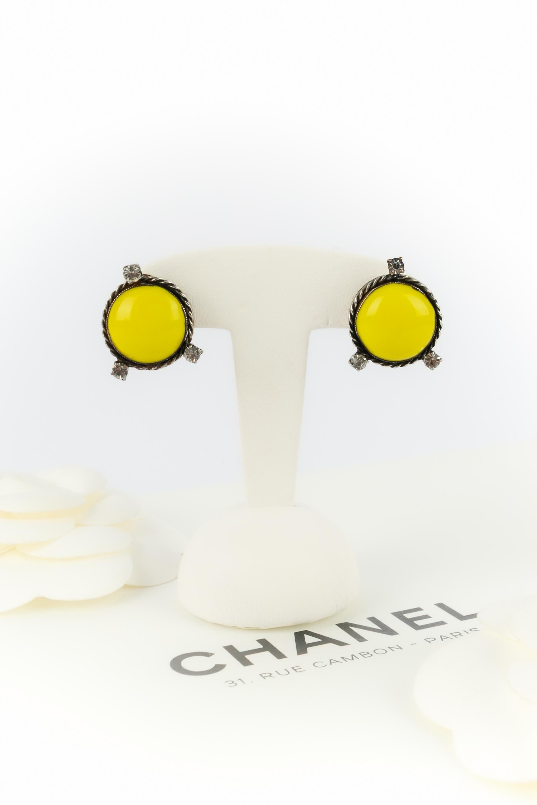 Chanel - (Made in France) Orecchini a clip in metallo argentato con pasta di vetro gialla.

Condizioni:
Ottime condizioni

Dimensioni:
Diametro: 2 cm

SKU:BOB110