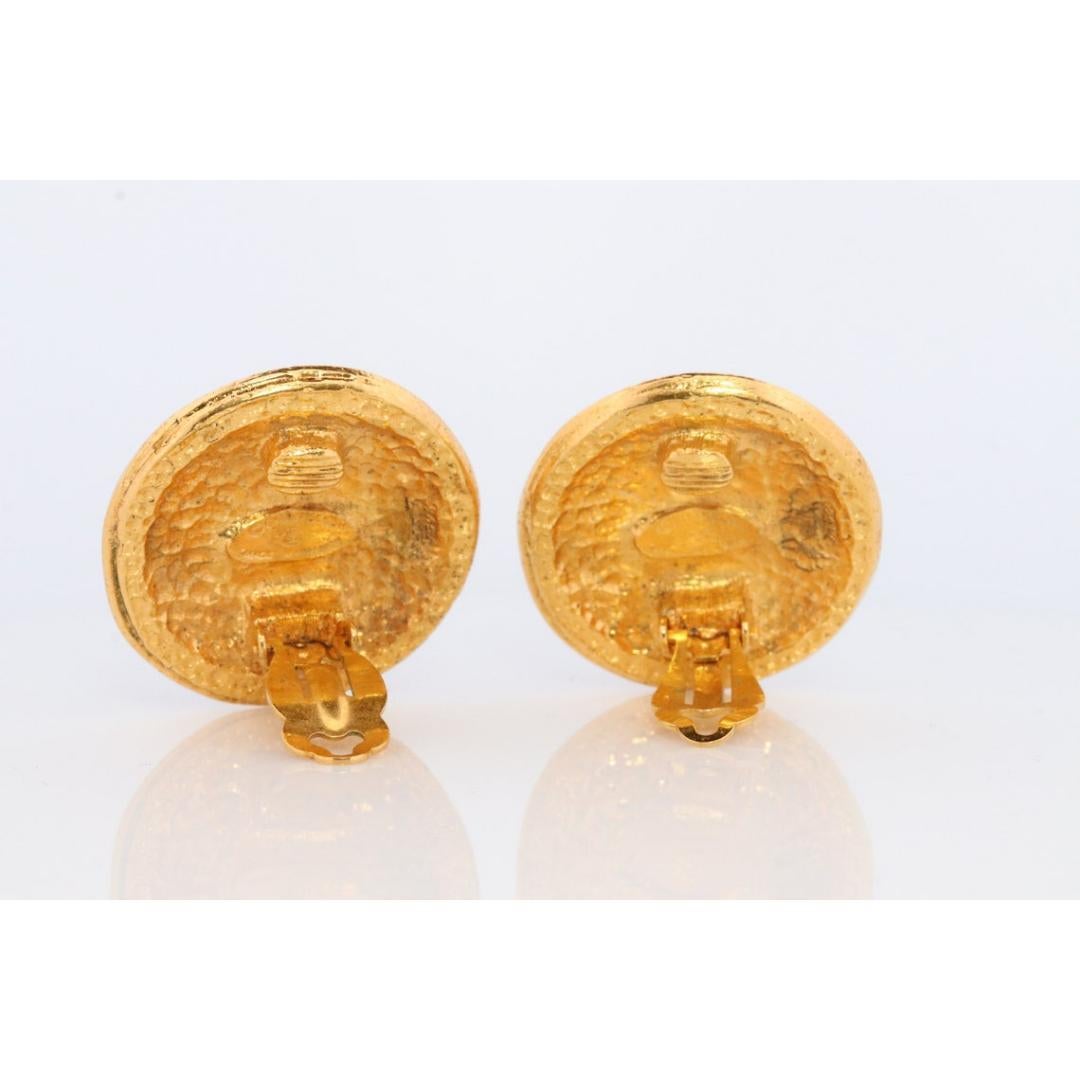 Chanel Earrings. Genuine CC CHANEL Round Crest Shield LOGO Clip on earrings. In Good Condition For Sale In Port Charlotte, FL