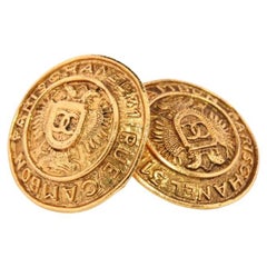 Chanel-Ohrringe. Genuine CC CHANEL Rundes Wappenschild LOGO Clip-Ohrringe.