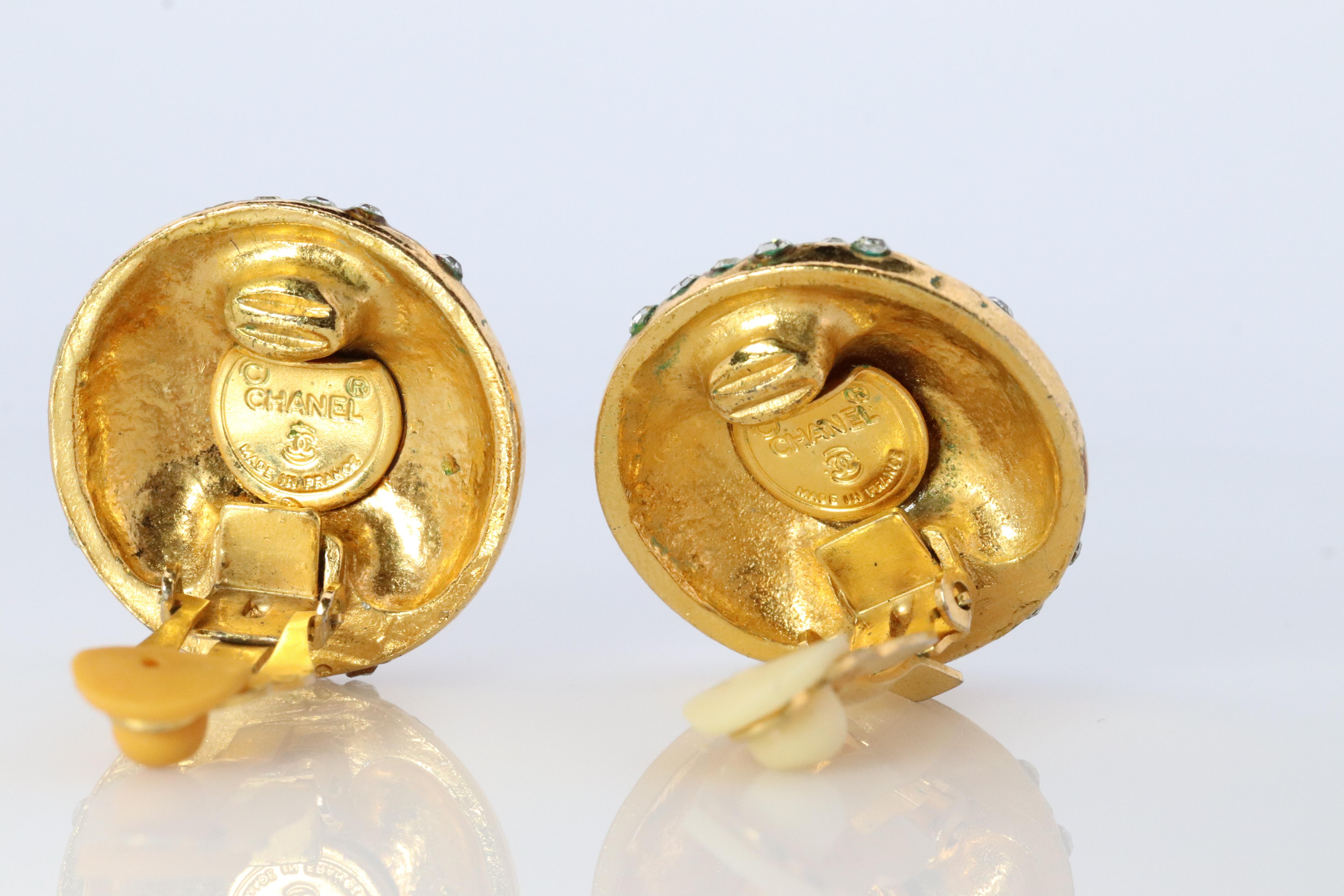 Chanel Earrings. Genuine CC CHANEL Round LOGO Clip on earrings Disc disk Crystal In Good Condition In Port Charlotte, FL