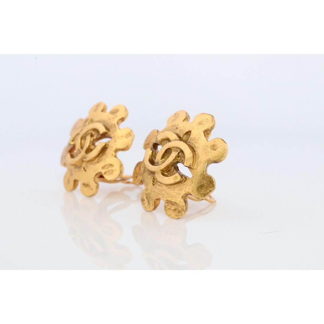 Vintage By aus den 1990er Jahren
MATERIALIEN: Chanel Ohrringe, Authentische Chanel Ohrringe, Vintage Chanel Ohrringe, Vintage Chanel Halskette, Chanel Logo, Chanel echt
Verschluss: Clip-on

Stil des Schmucks: Avantgarde


Chanel-Ohrringe

Nicht
