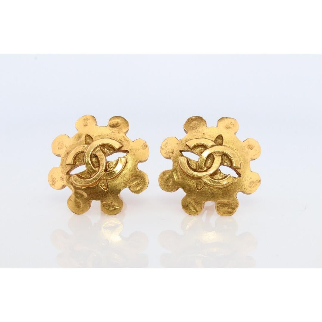 Chanel-Ohrringe. Genuine CC CHANEL Runde LOGO Clip-Ohrringe. Zahnrad Nicht durchbohrt im Zustand „Gut“ in Port Charlotte, FL