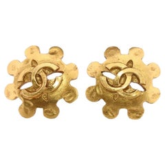 Chanel-Ohrringe. Genuine CC CHANEL Runde LOGO Clip-Ohrringe. Zahnrad Nicht durchbohrt