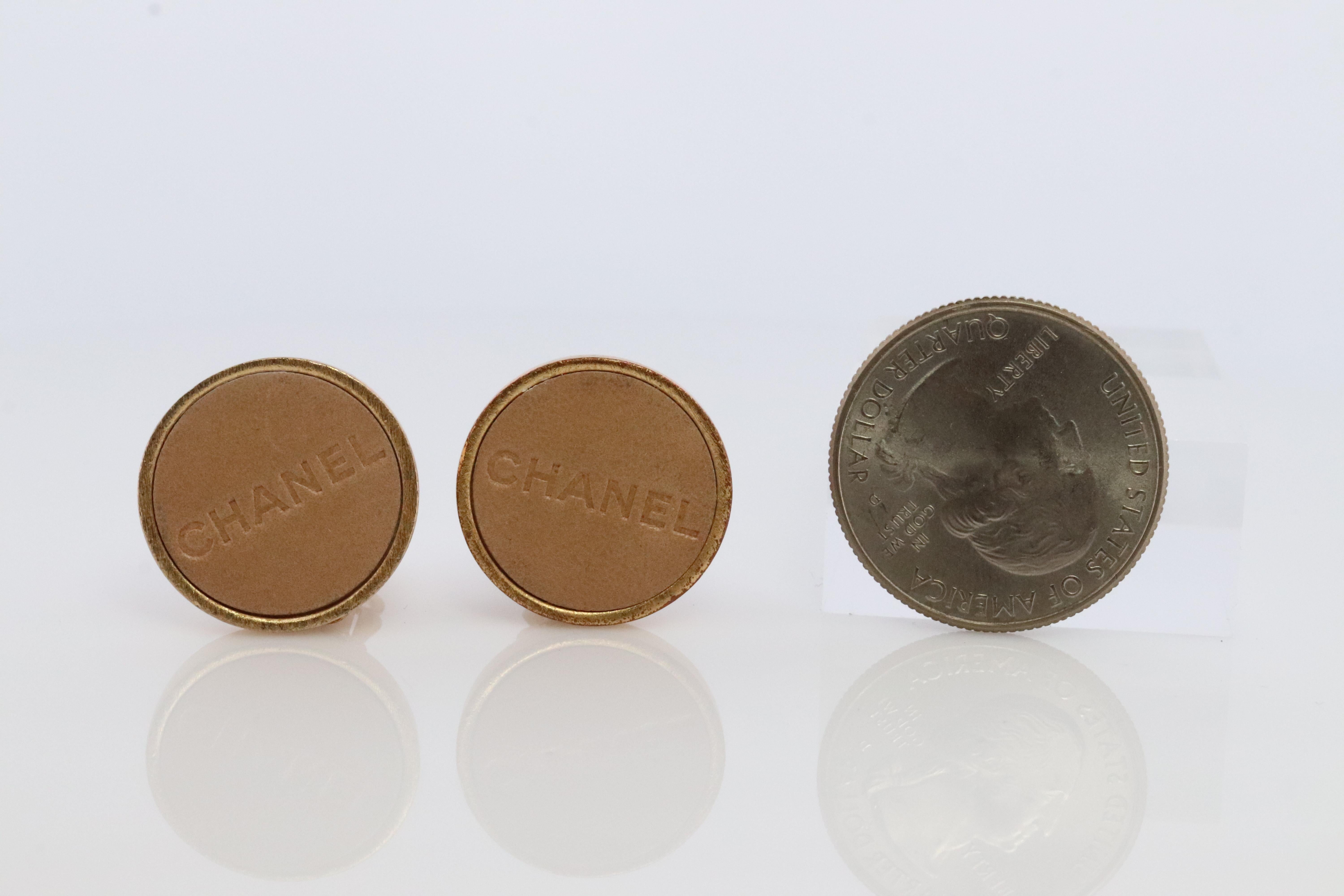 Echte Chanel-Ohrringe
Nicht durchstochene Omega-Ohrringe mit Clip.
Chanel Logo Prägung auf Leder

Einzelheiten:
20mm runde Schilde
Bitte fragen Sie nach weiteren Bildern und Fragen.