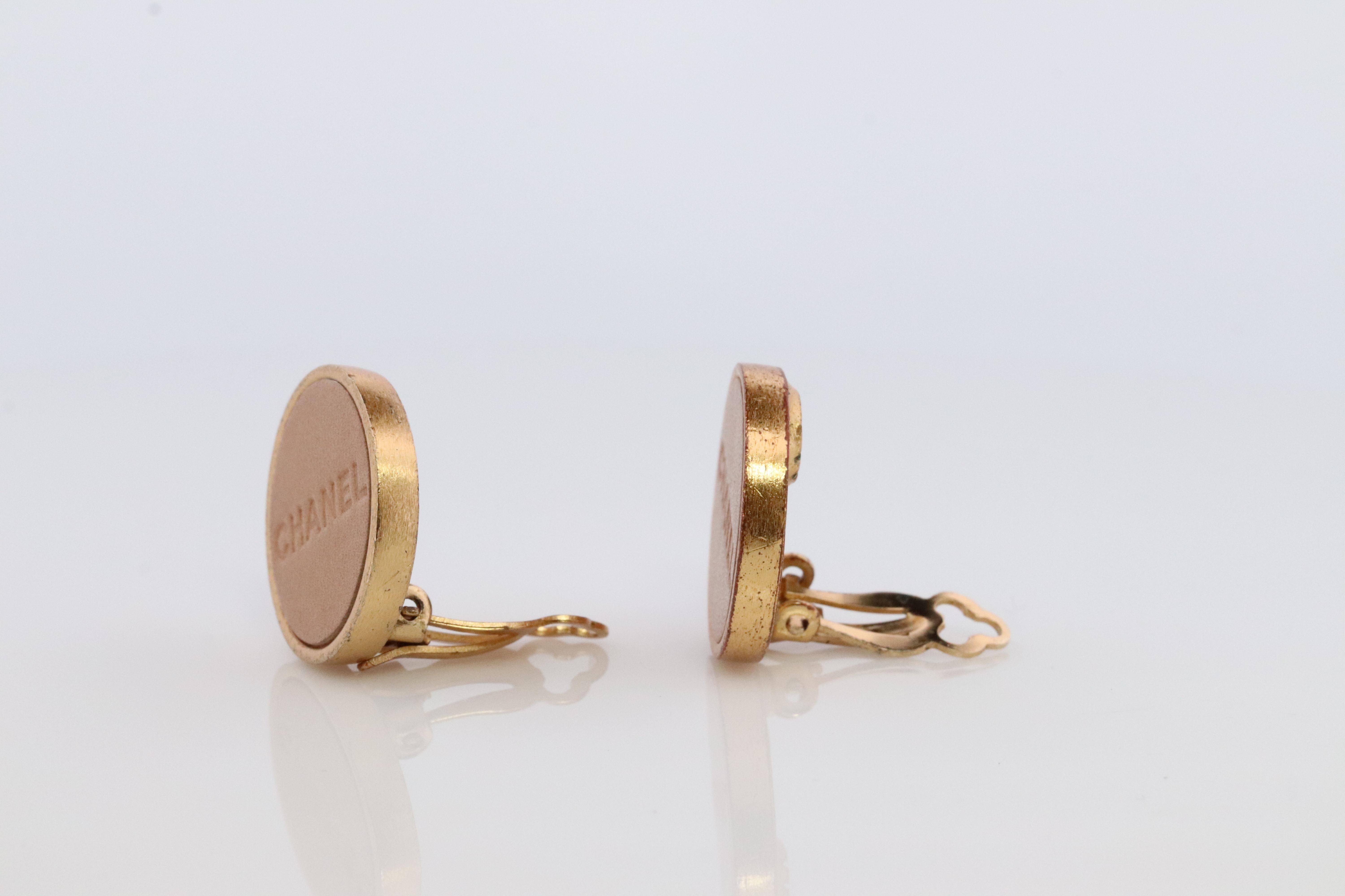 Chanel-Ohrringe. Genuine CC CHANEL Runde LOGO Clip-Ohrringe. Leder im Zustand „Gut“ im Angebot in Port Charlotte, FL