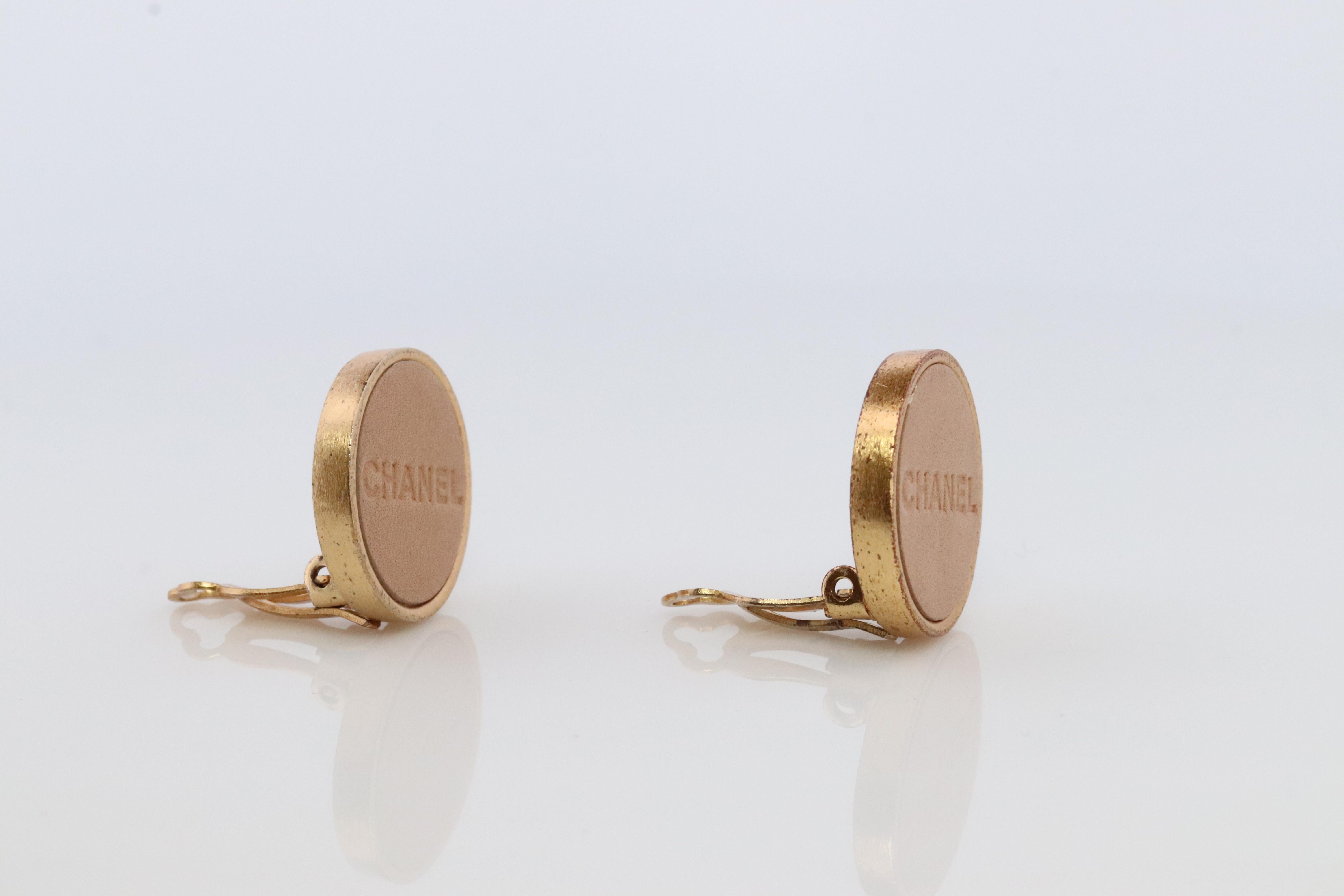 Chanel-Ohrringe. Genuine CC CHANEL Runde LOGO Clip-Ohrringe. Leder im Angebot 1